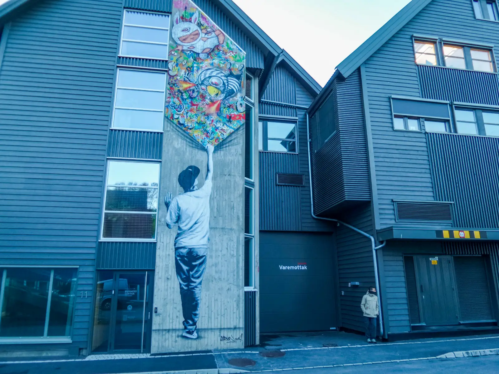 Mural de arte urbano sobre una fachada azul de Stavanger