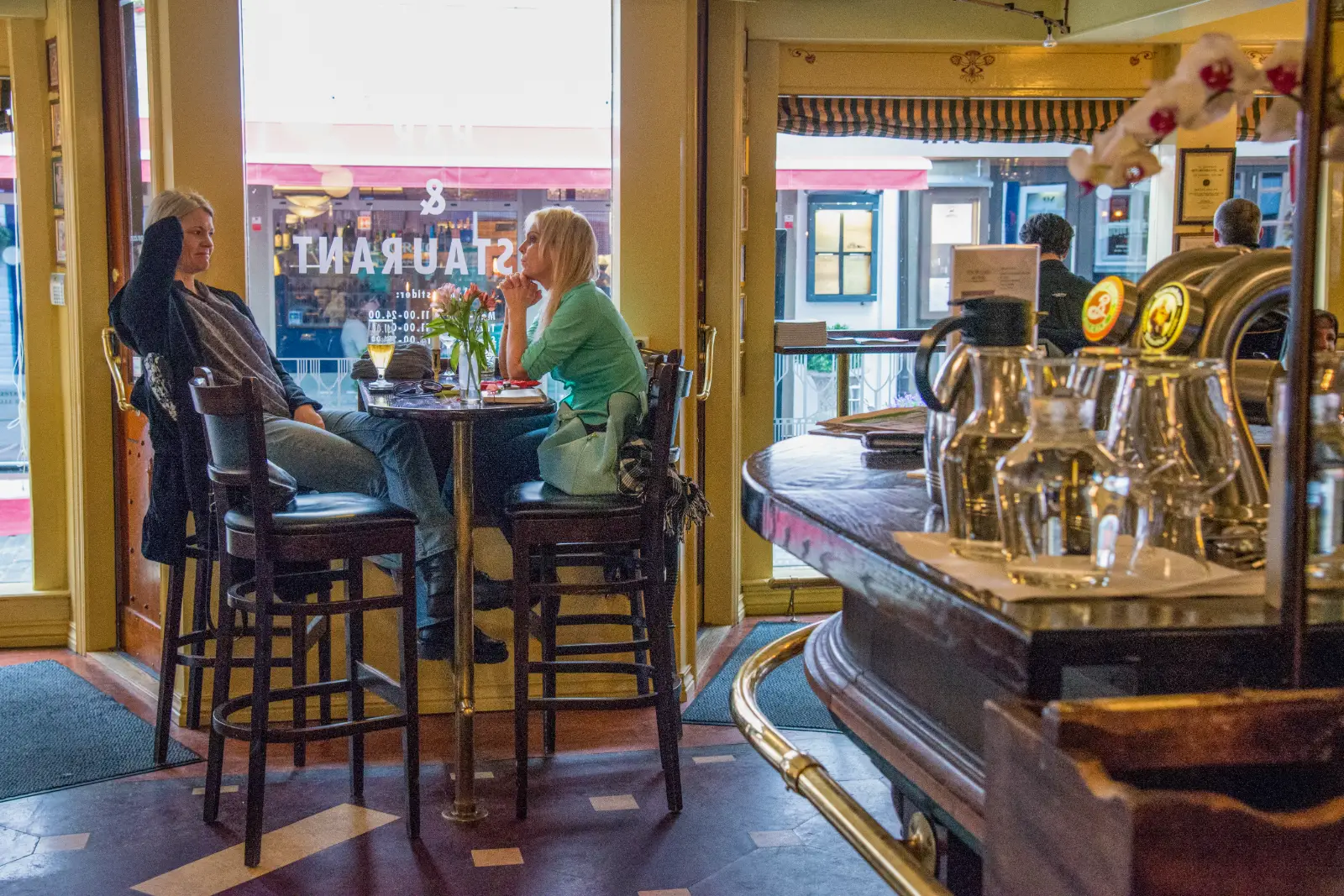Interior de un café de Stavanger con vistas a la calle