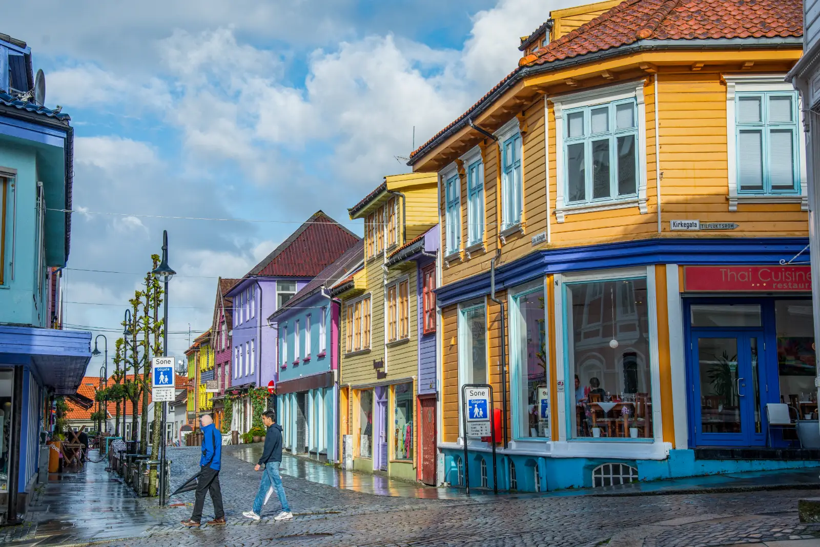 Casas de vivos colores en una calle de Stavanger