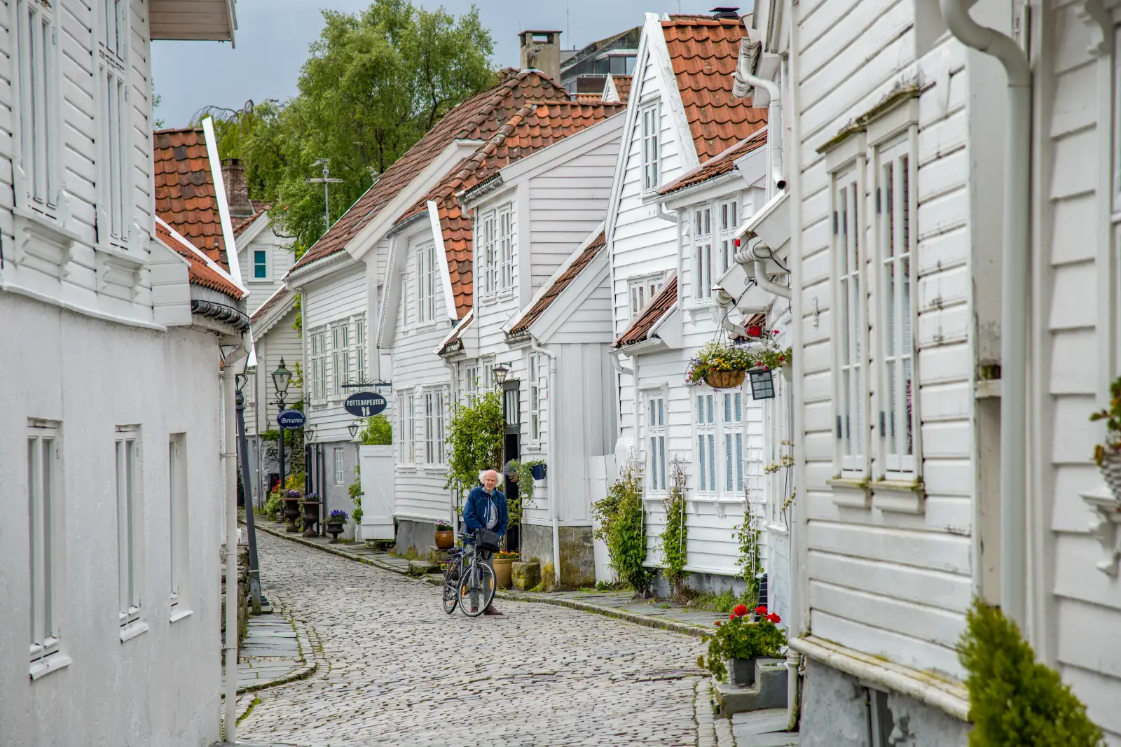 Calle adoquinada entre casas blancas de Gamle Stavanger