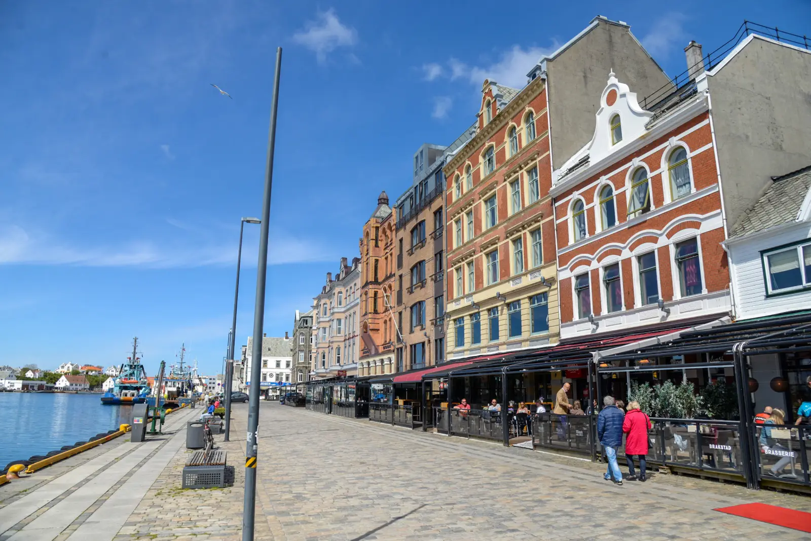 Fachadas y terrazas junto al muelle de Haugesund