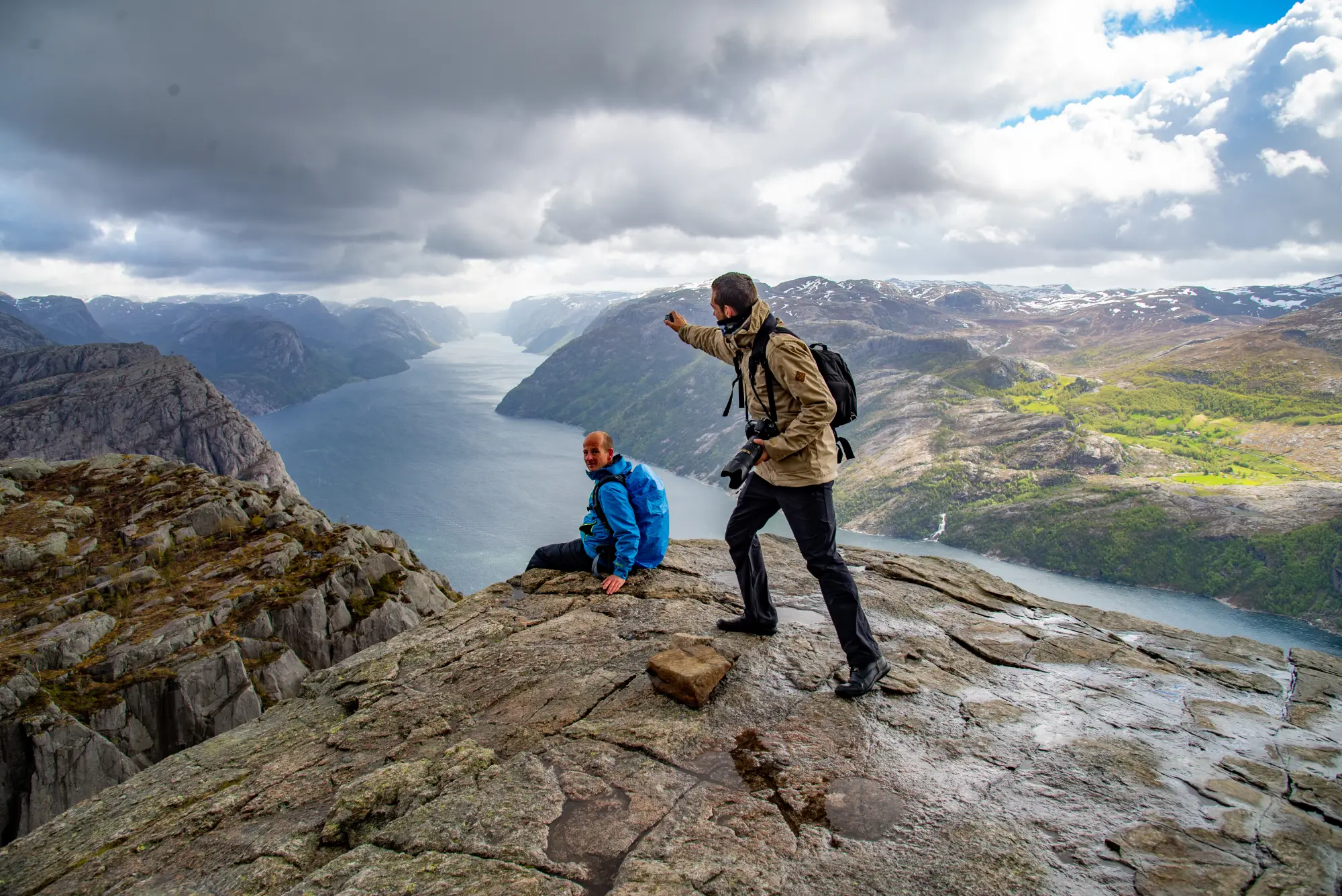 Senderistas contemplan Lysefjord desde las alturas