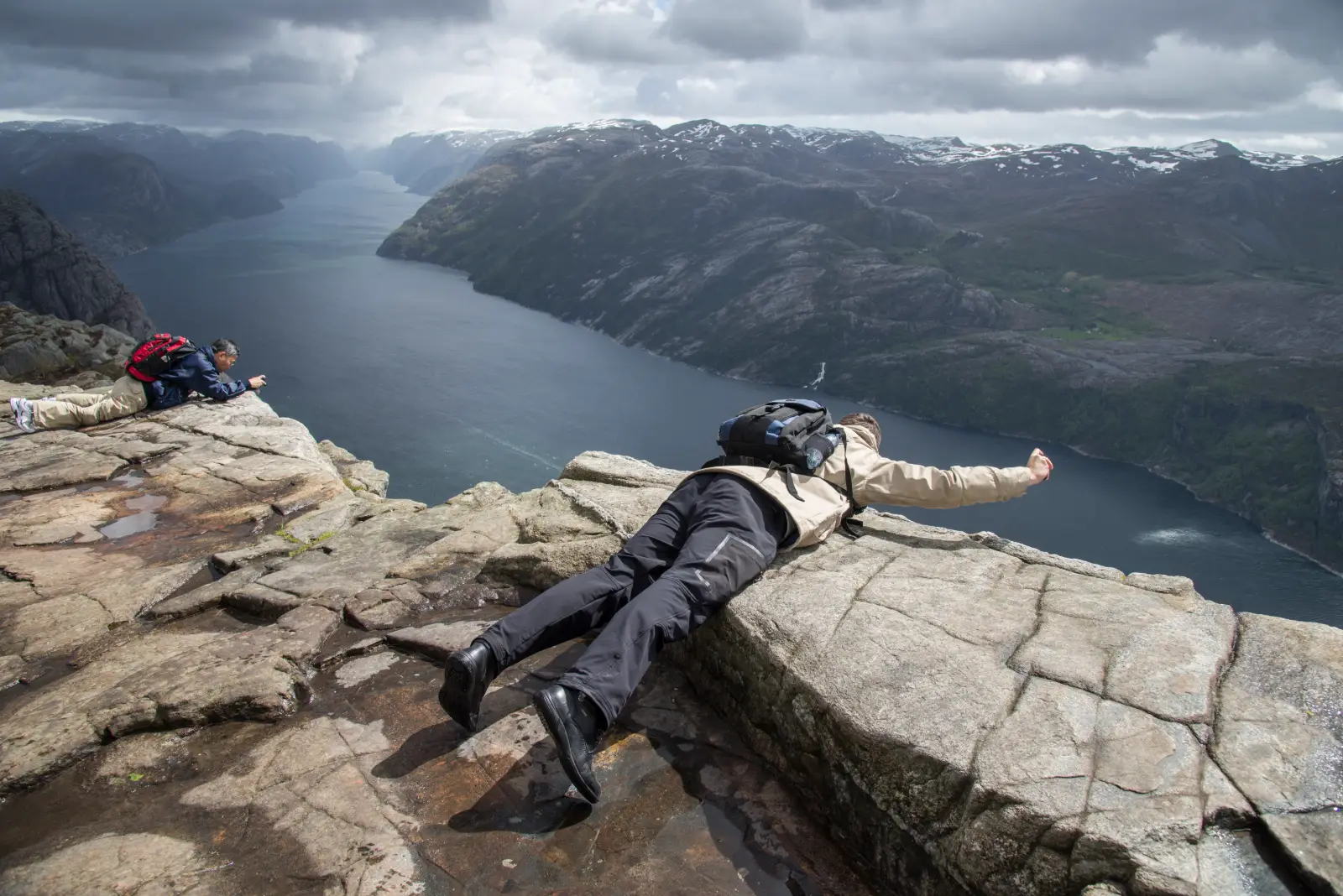Visitantes sobre las rocas del mirador de Preikestolen