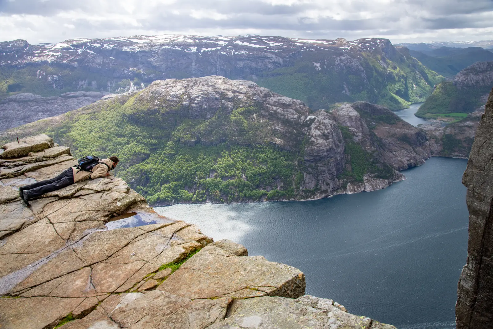 Roca y montañas frente a las aguas de Lysefjord