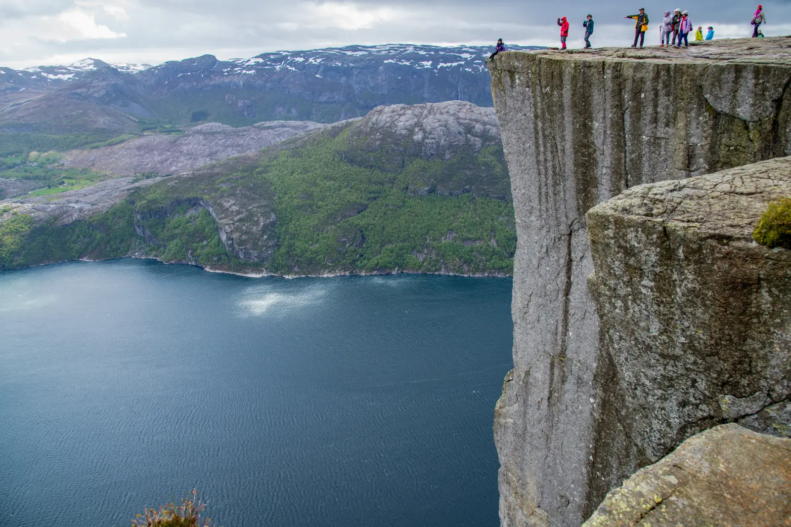 La pared vertical de Preikestolen se eleva sobre el fiordo