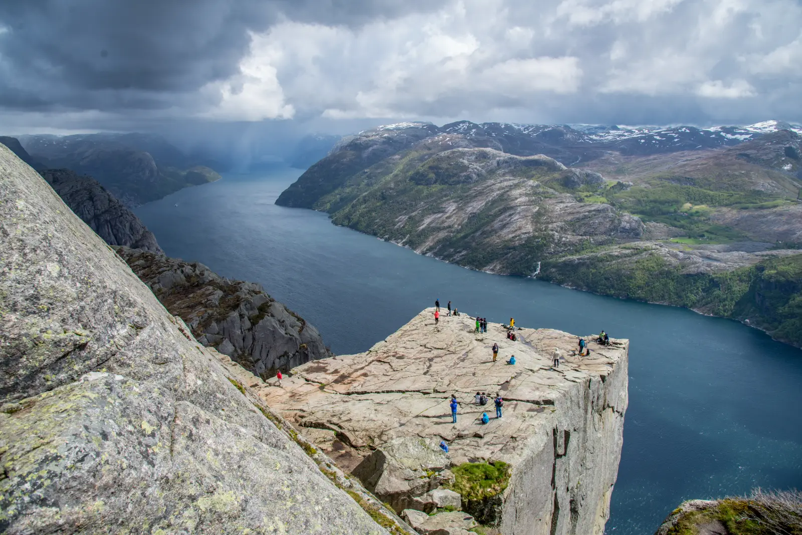 La plataforma de Preikestolen sobre las aguas de Lysefjord, entre montañas