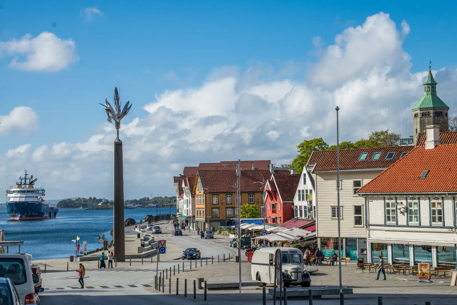 Paseo junto a las casas del puerto de Stavanger