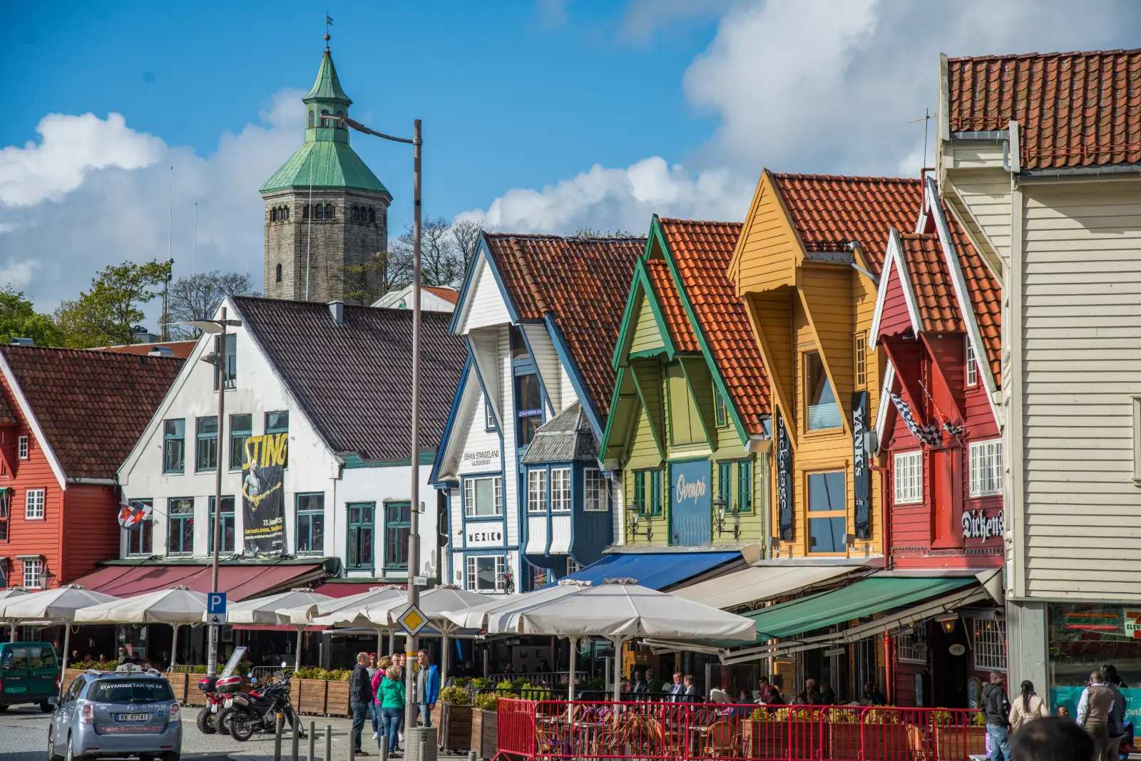 Casas de colores junto al puerto, con Valbergtårnet al fondo