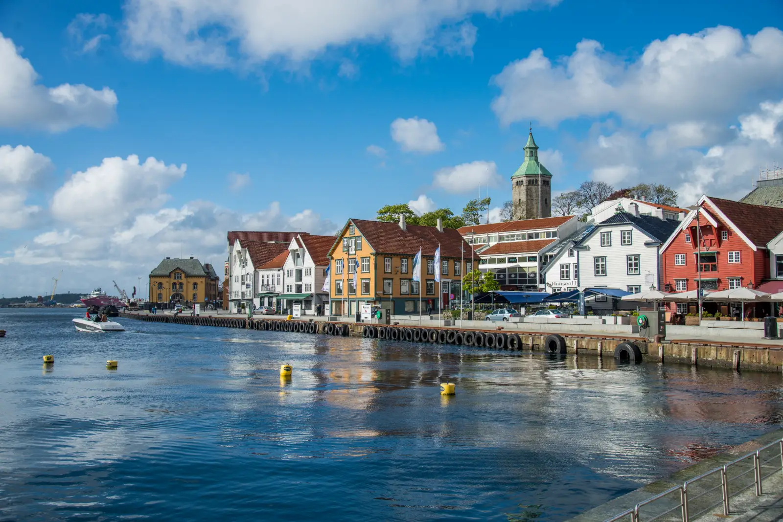 Vista del puerto de Stavanger y la torre de Valberg