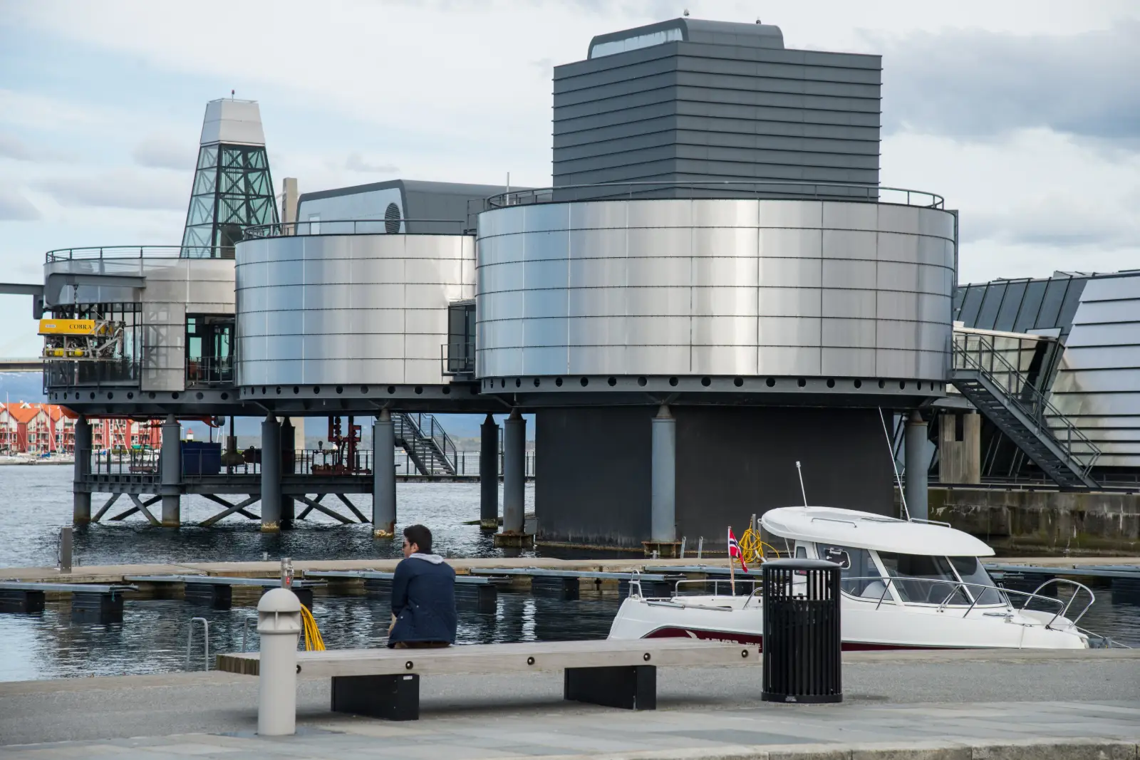 Edificio del Museo Noruego del Petróleo junto al agua