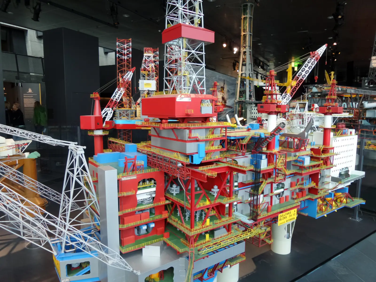 Maqueta de una plataforma petrolífera en el museo