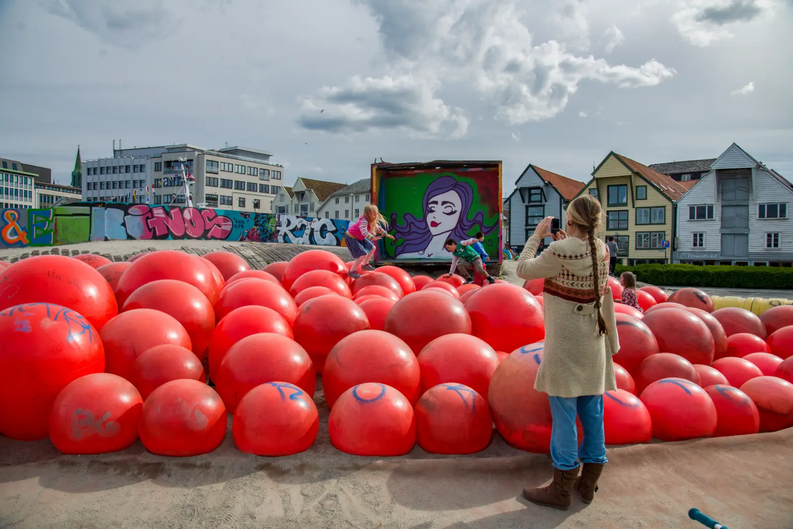 Esferas rojas en el parque infantil junto al Museo del Petróleo