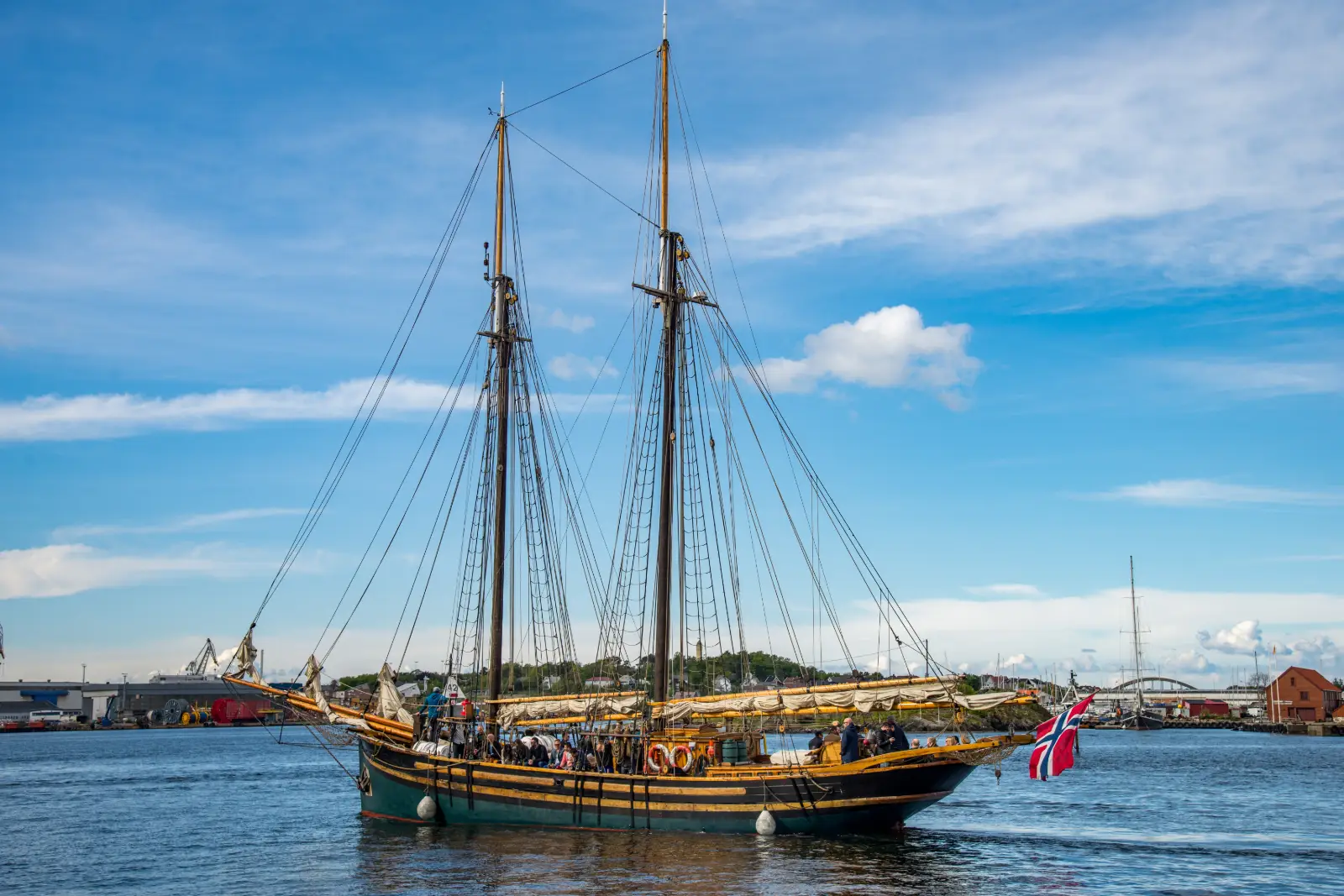 Un velero tradicional navega por el puerto de Stavanger