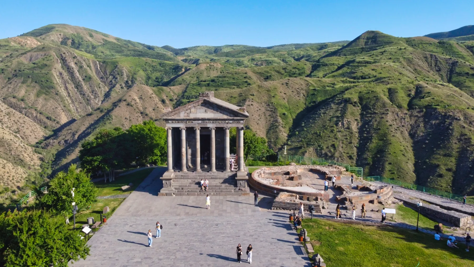 Templo helenístico de Garni rodeado de montañas