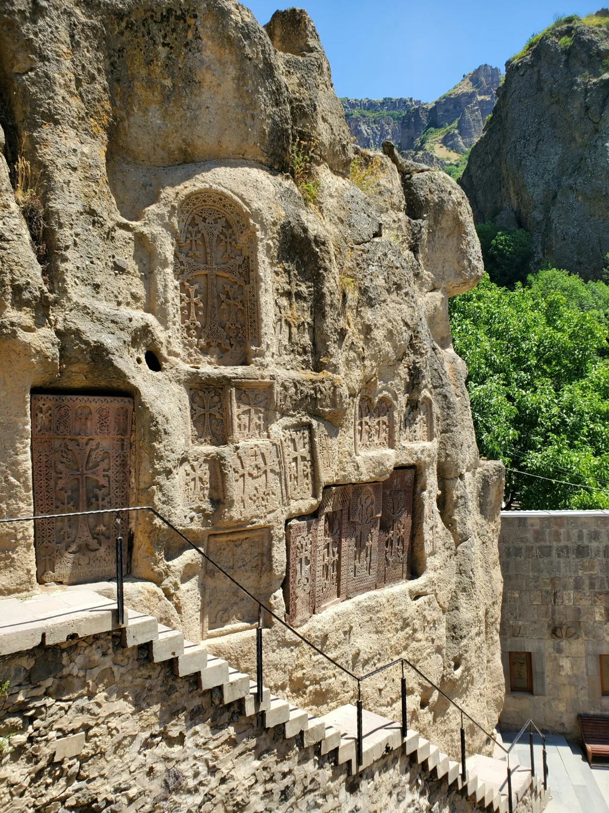 Cruces de piedra talladas en la roca del monasterio de Geghard