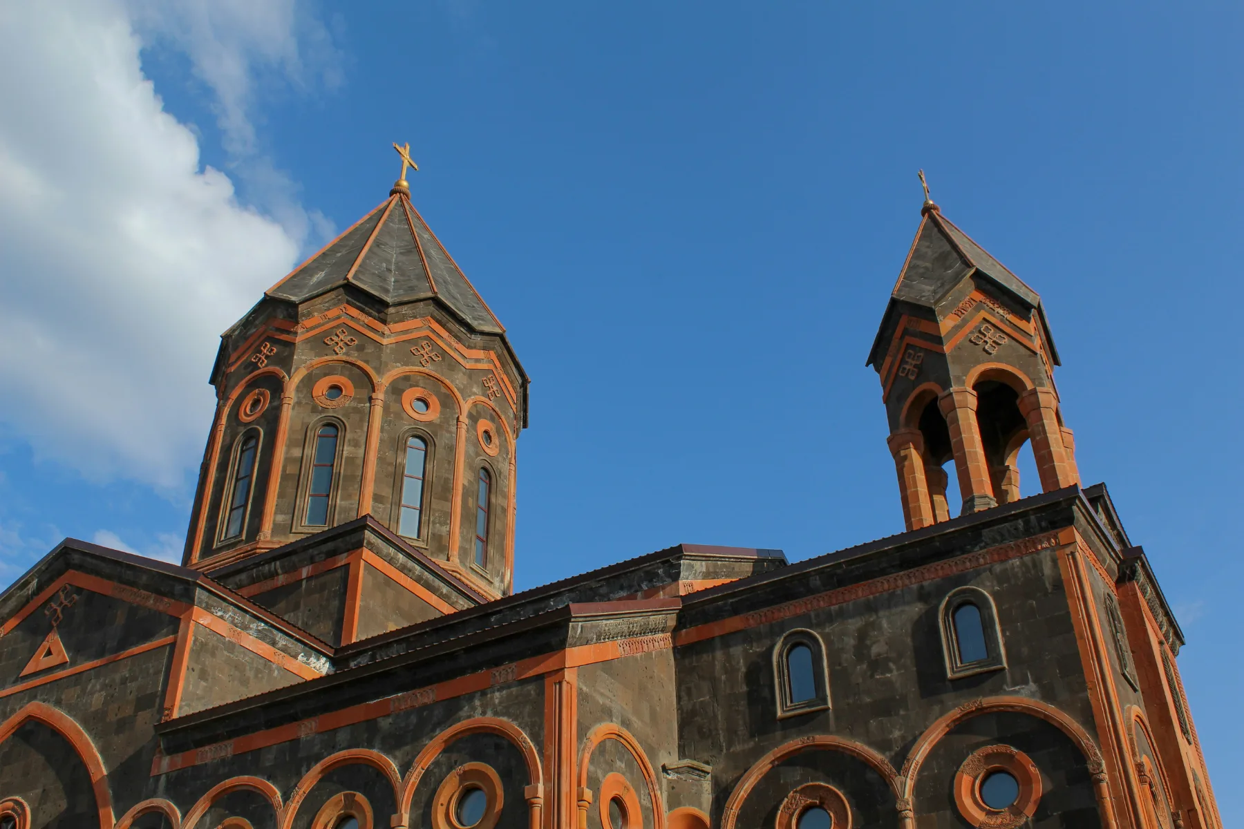 Iglesia de piedra negra y rojiza en Gyumri