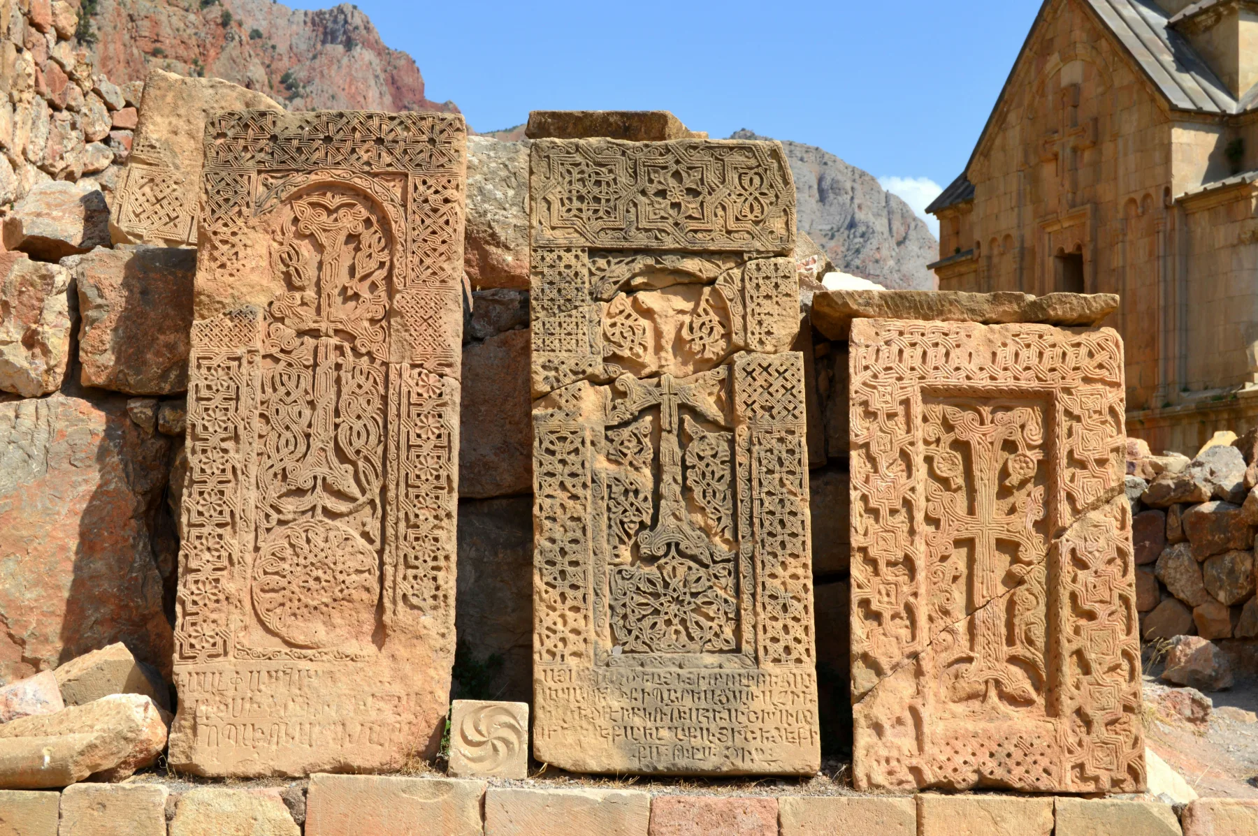Jachkares tallados junto al monasterio de Noravank