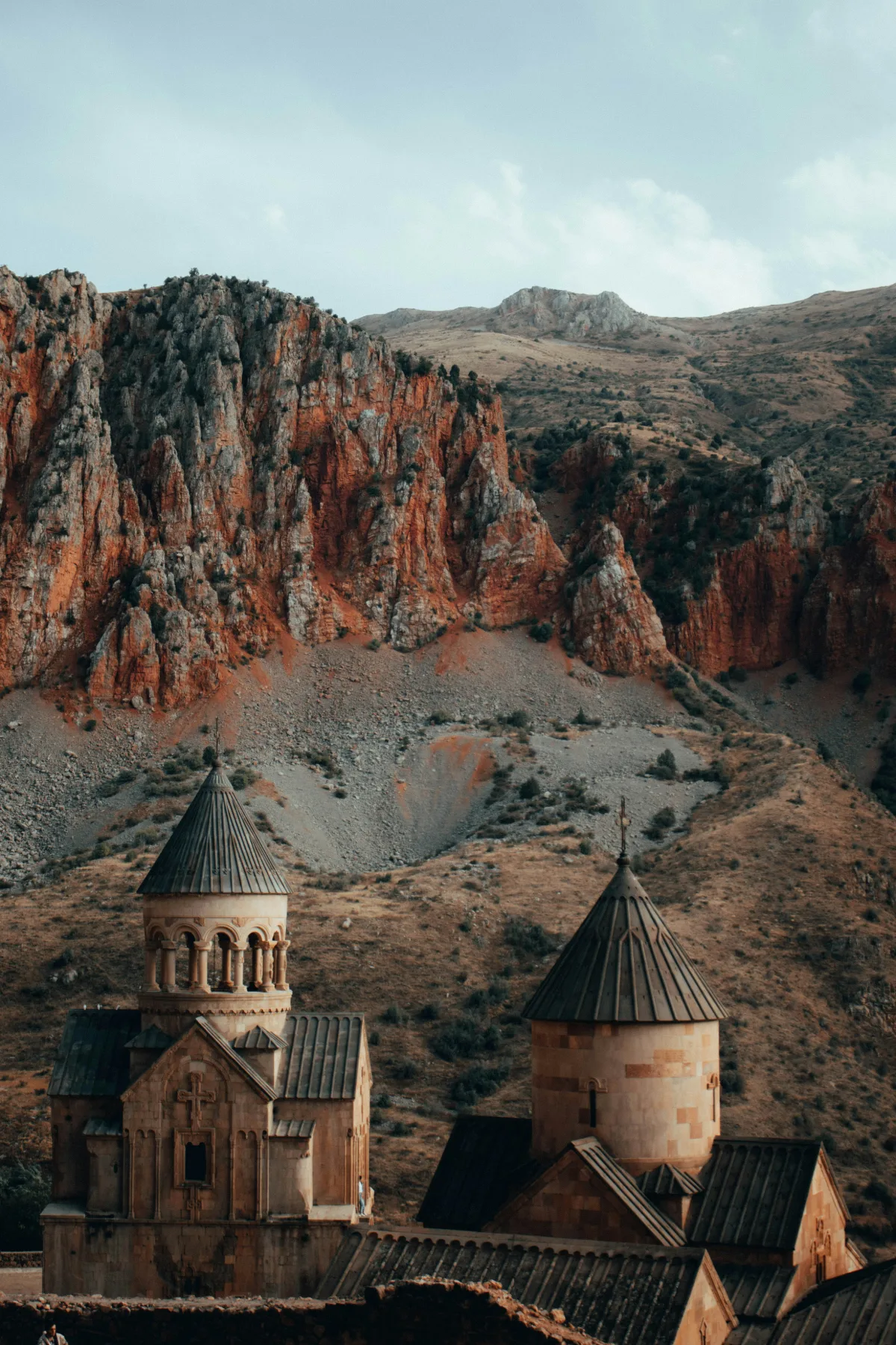 Monasterio de Noravank entre montañas rojizas
