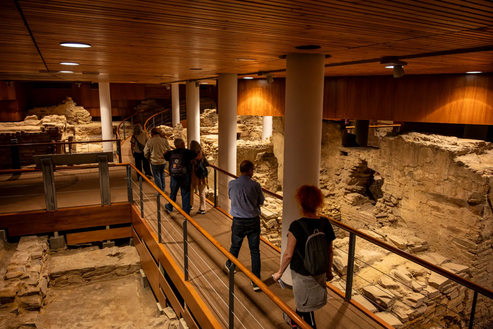 Visitantes recorriendo los restos arqueológicos de Asturica Augusta en la Ruta Romana de Astorga