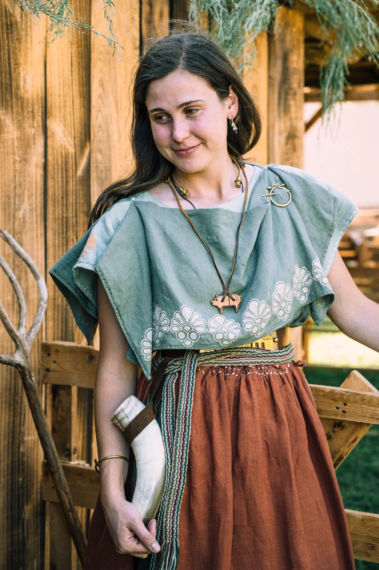 Mujer astur con vestimenta de época y cuerno ceremonial