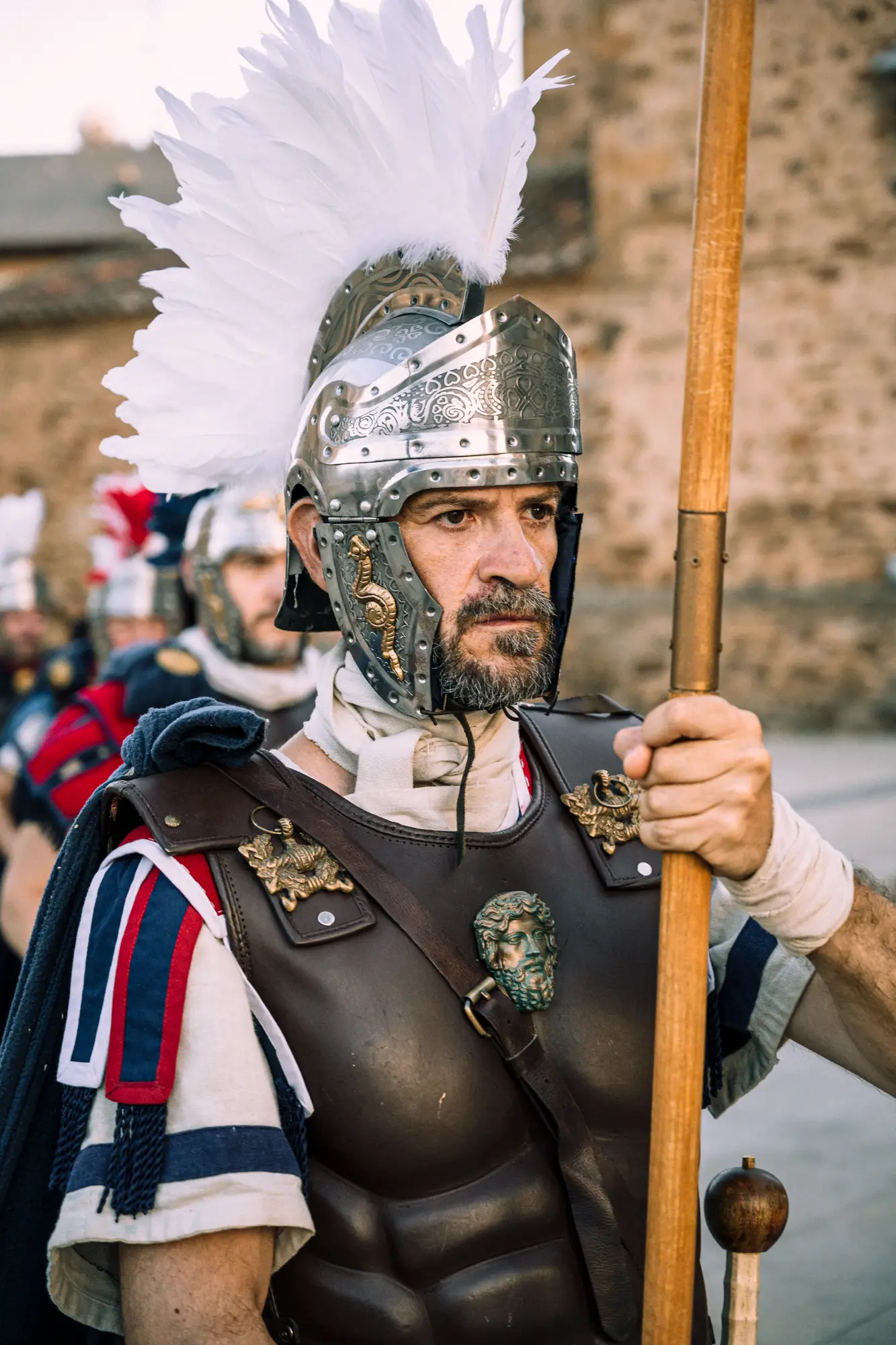 Legionario romano con casco de plumas y lanza