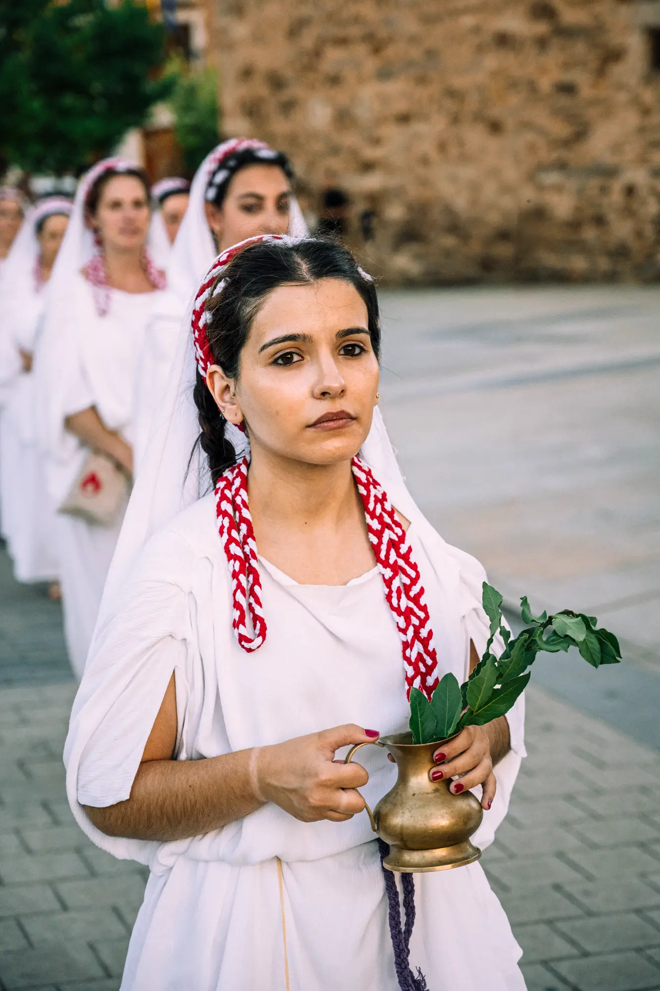 Vestale romana con laurel durante el desfile