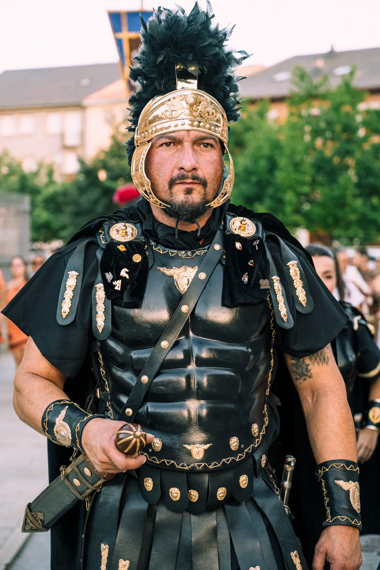 César con armadura negra y corona durante el desfile