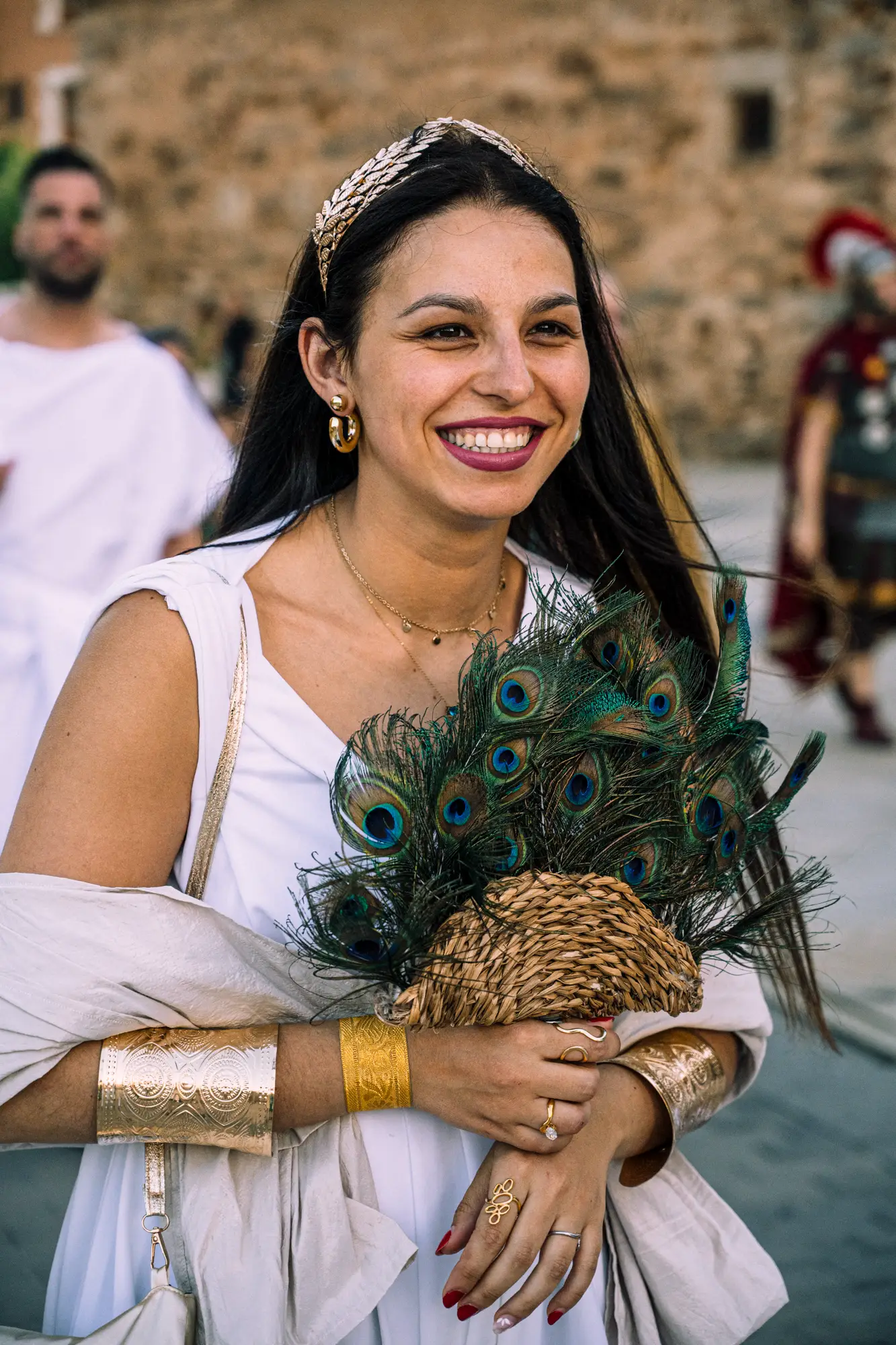Mujer romana con corona de laurel y abanico de plumas
