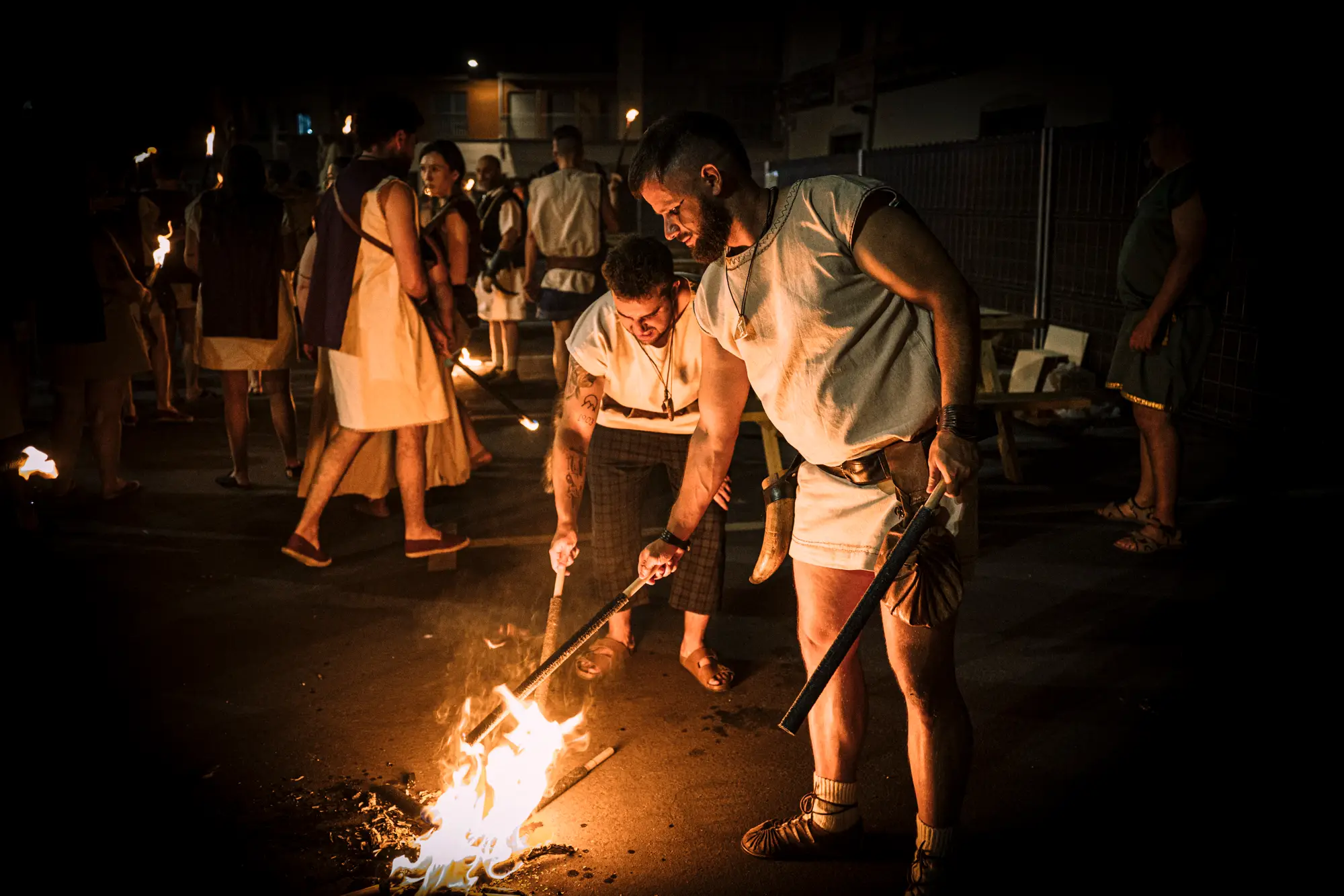 Participantes preparando antorchas en la Marcha de Fuego