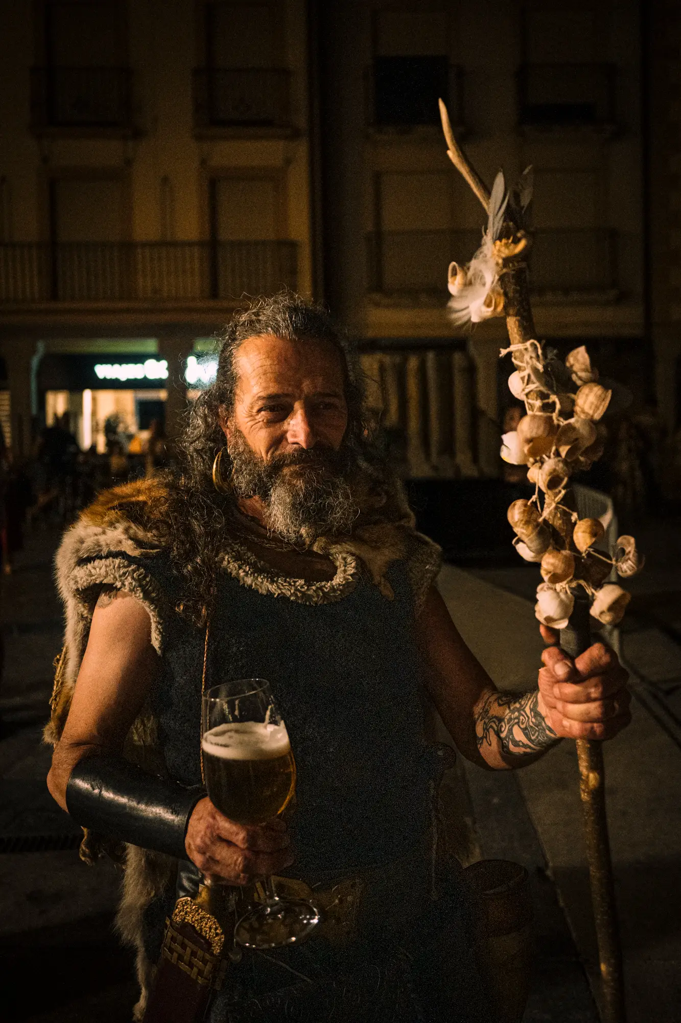 Astur con bastón ceremonial durante la celebración nocturna