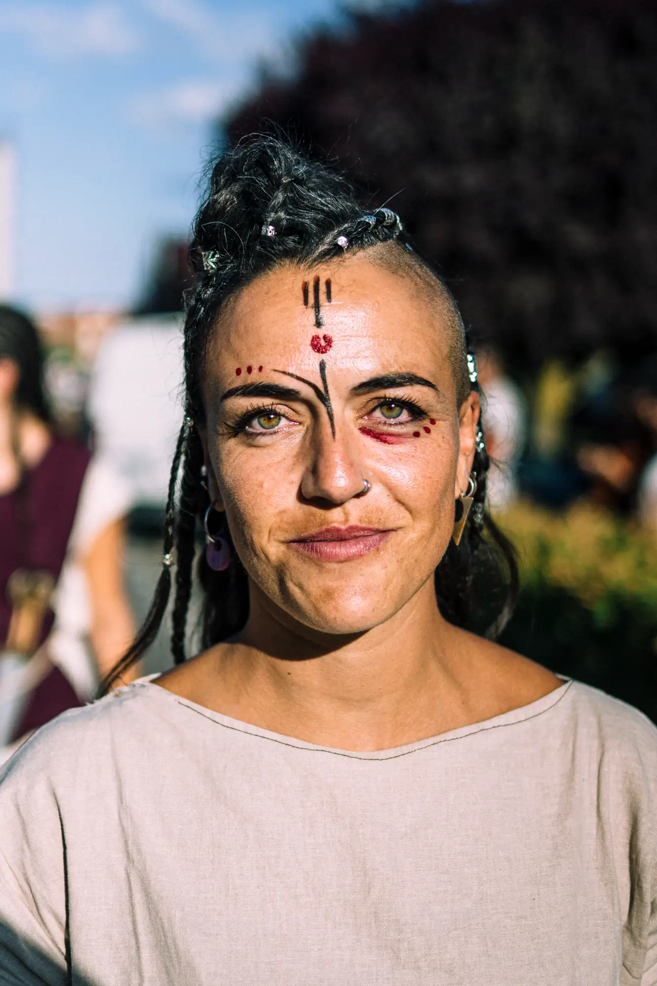 Retrato de una mujer con peinado y pintura facial astur