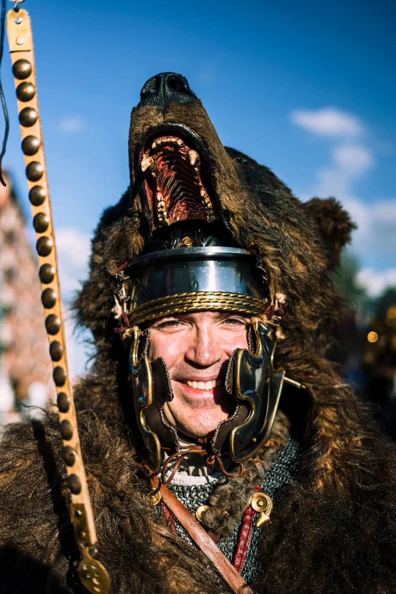 Legionario romano con piel de oso sobre el casco