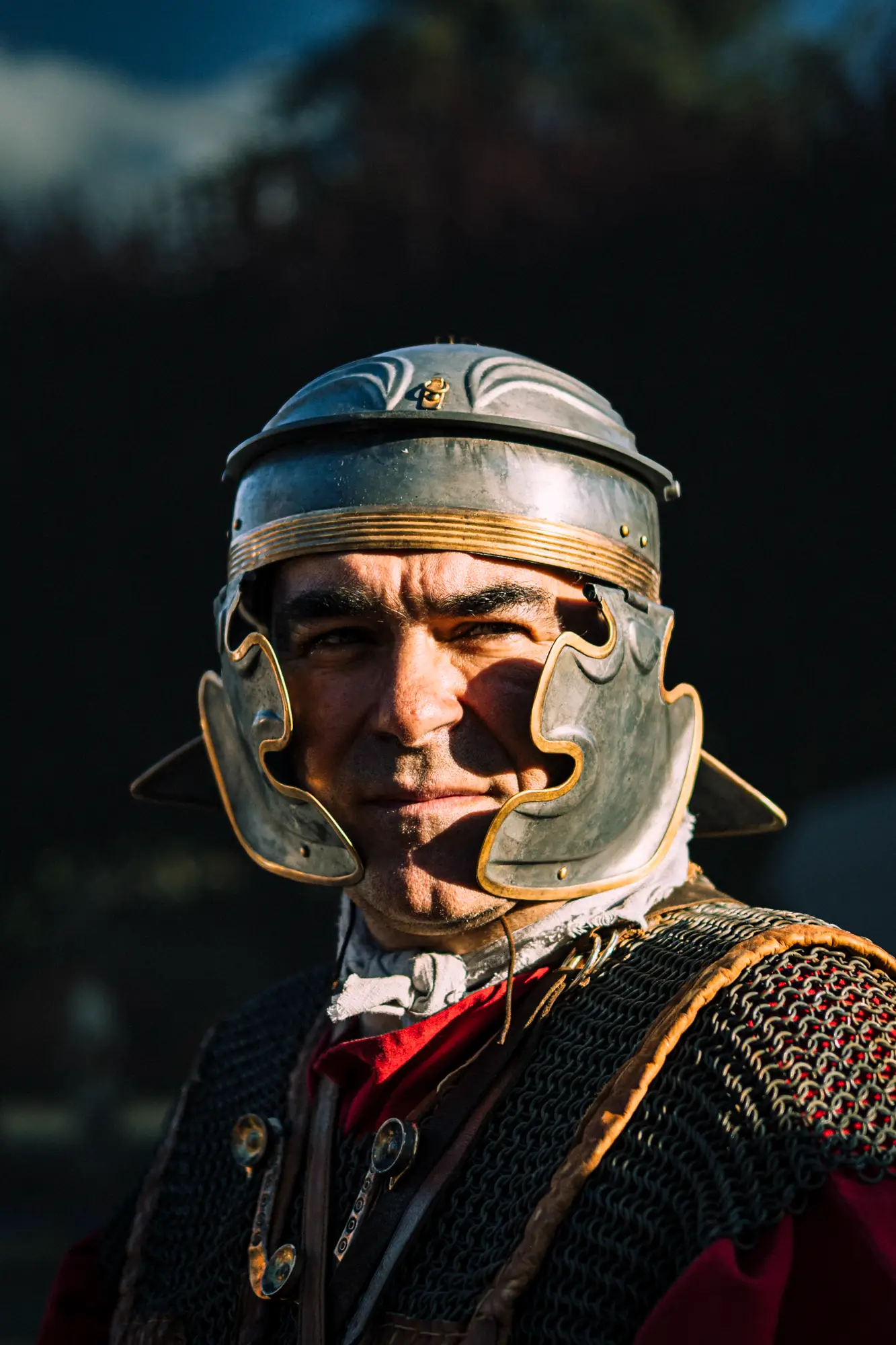 Retrato de un legionario romano con casco y cota de malla