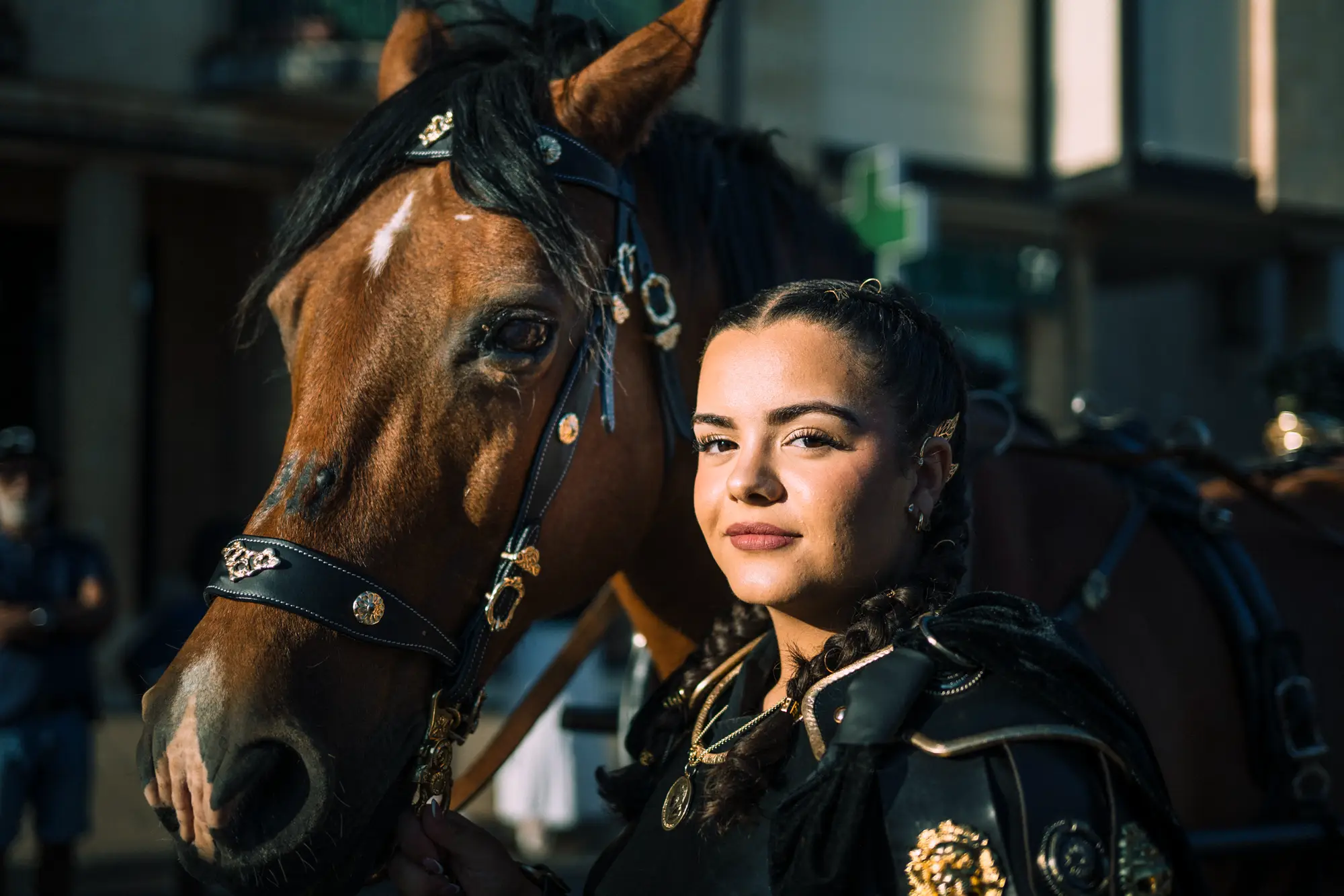 Jinete romano posando junto a su caballo