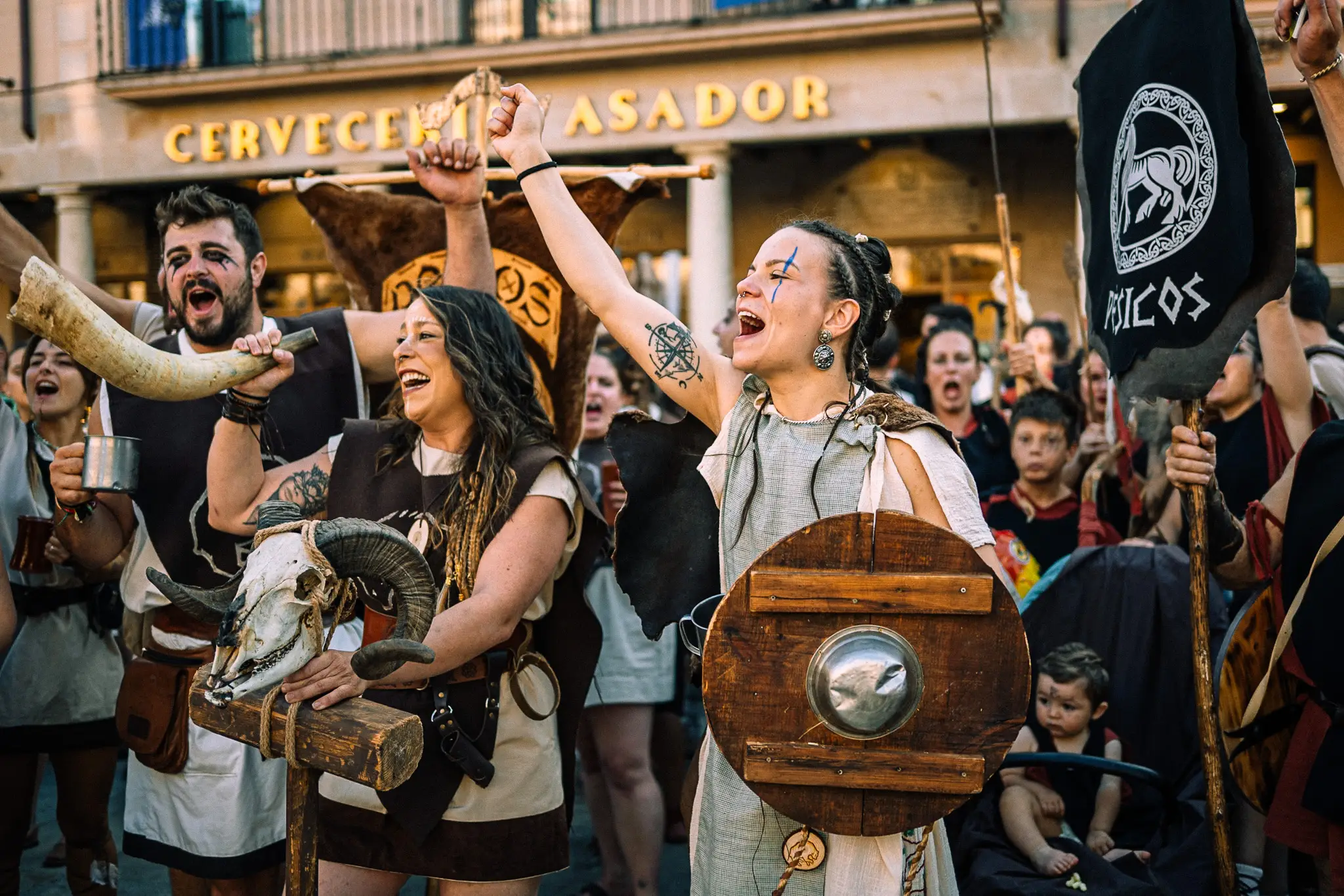 Tribu astur celebrando durante el desfile en la plaza Mayor