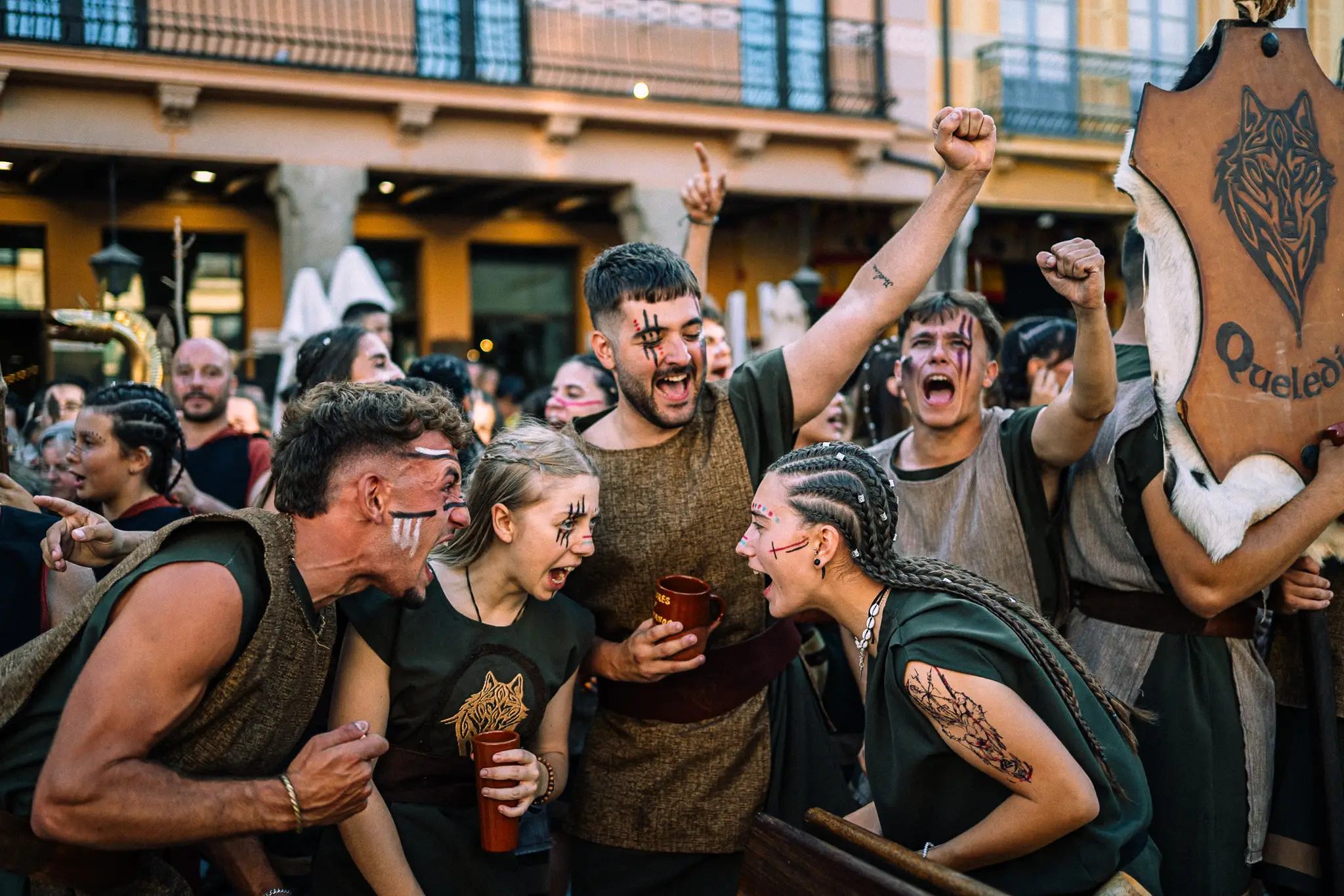 Miembros de una tribu astur animando en la plaza Mayor