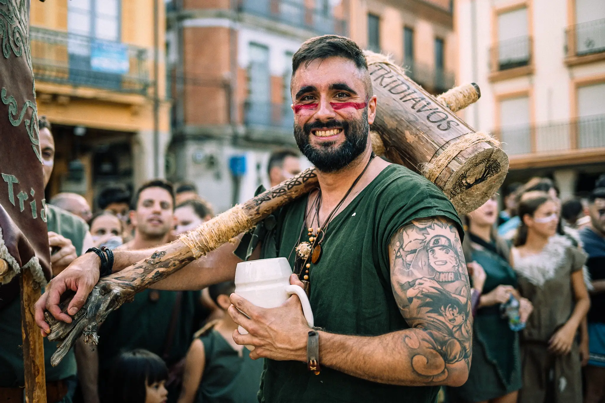 Participante astur con maza ceremonial y jarra