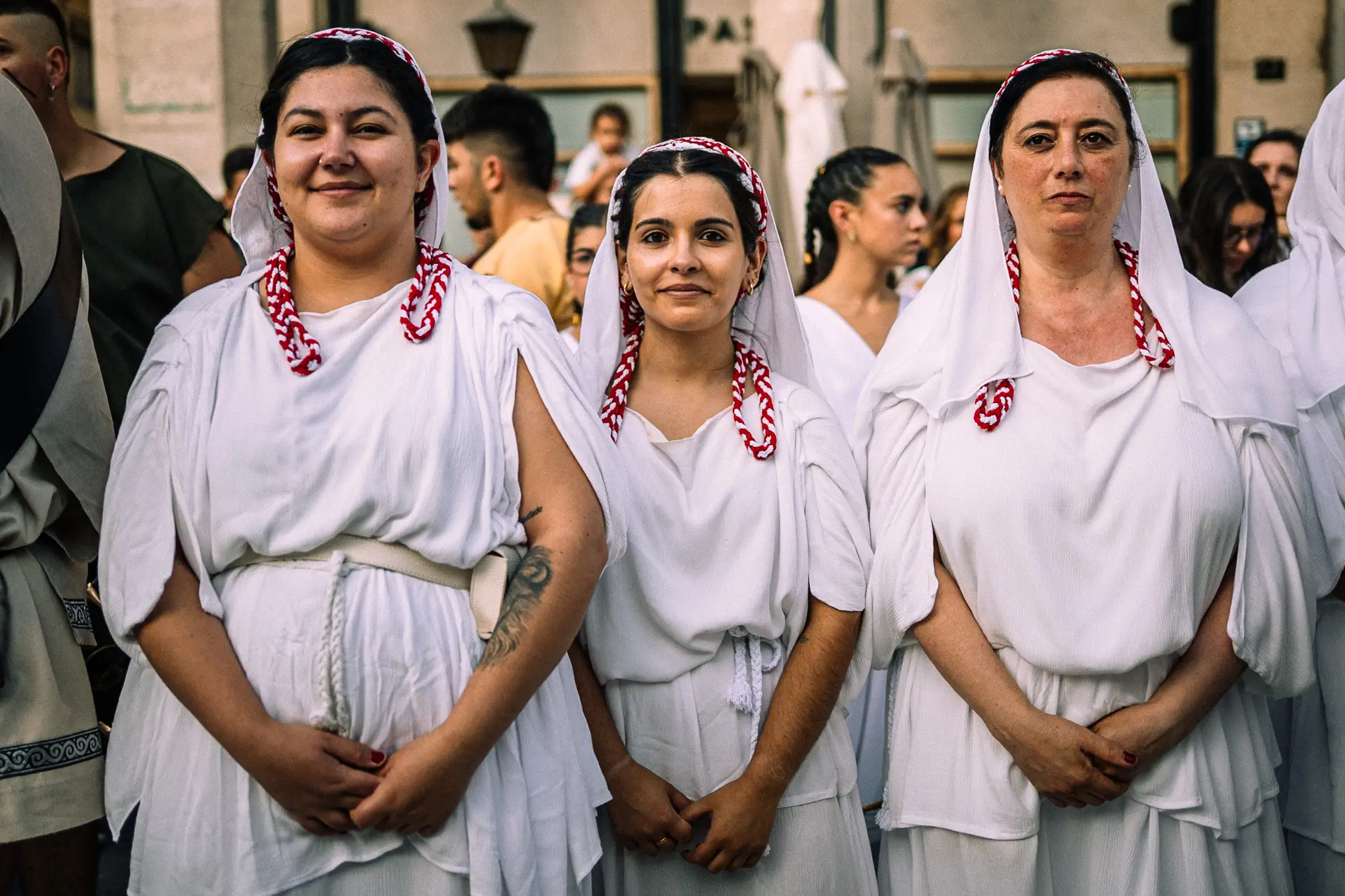 Tres vestales romanas posando durante el desfile