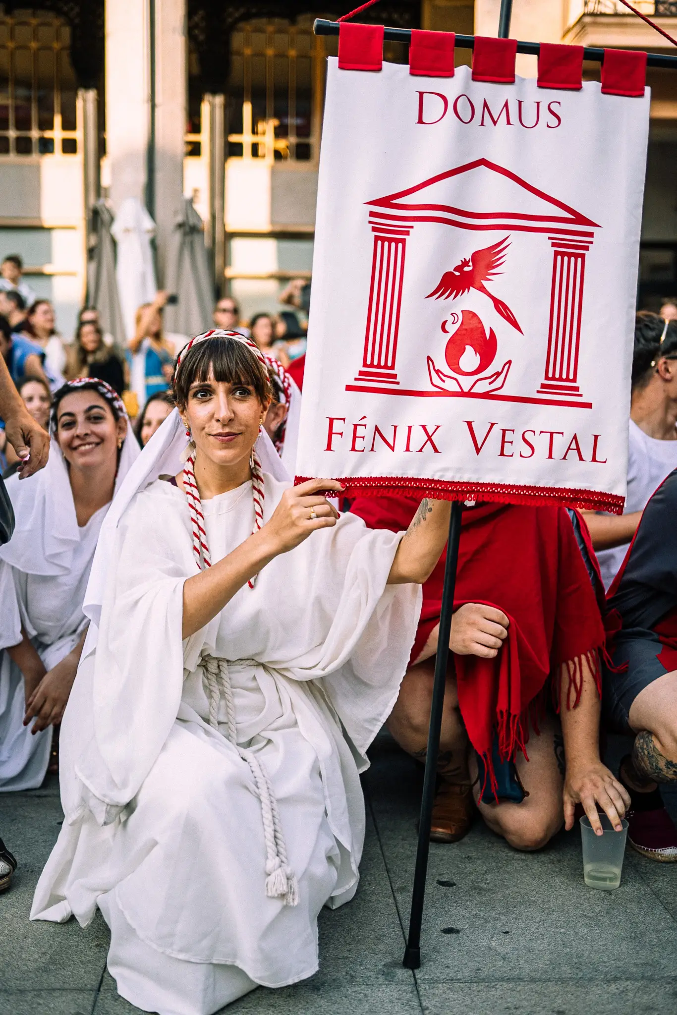 Vestale sosteniendo el estandarte de la Domus Fénix Vestal