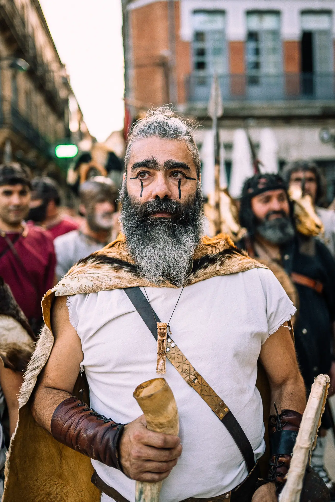Astur con barba y pintura ritual sosteniendo un cuerno