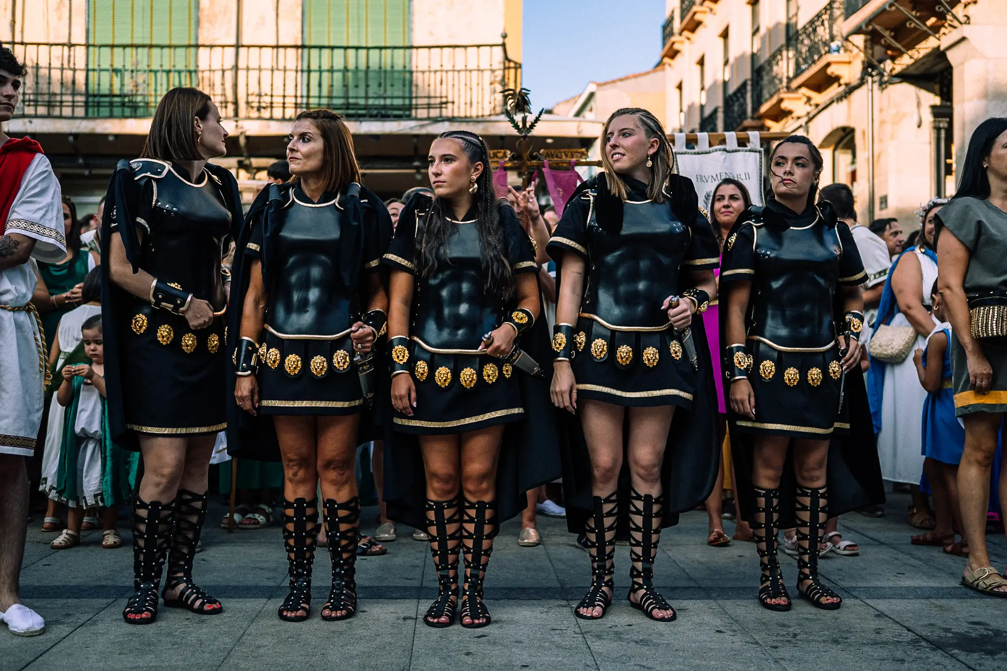 Grupo de mujeres romanas con armaduras negras durante el desfile
