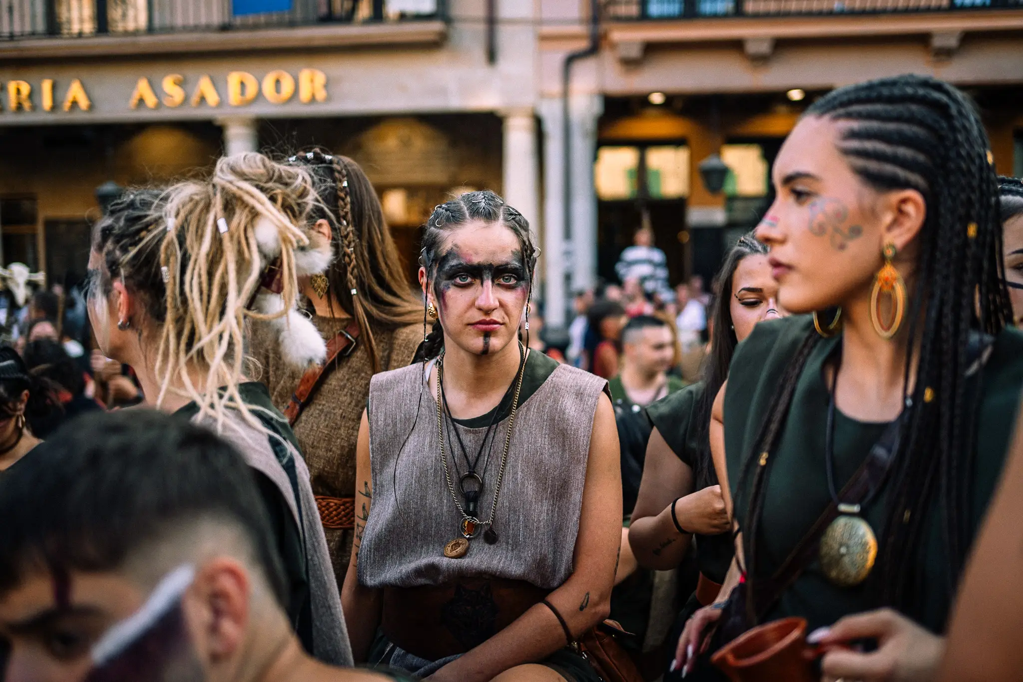 Jóvenes astures reunidos durante el desfile en Astorga