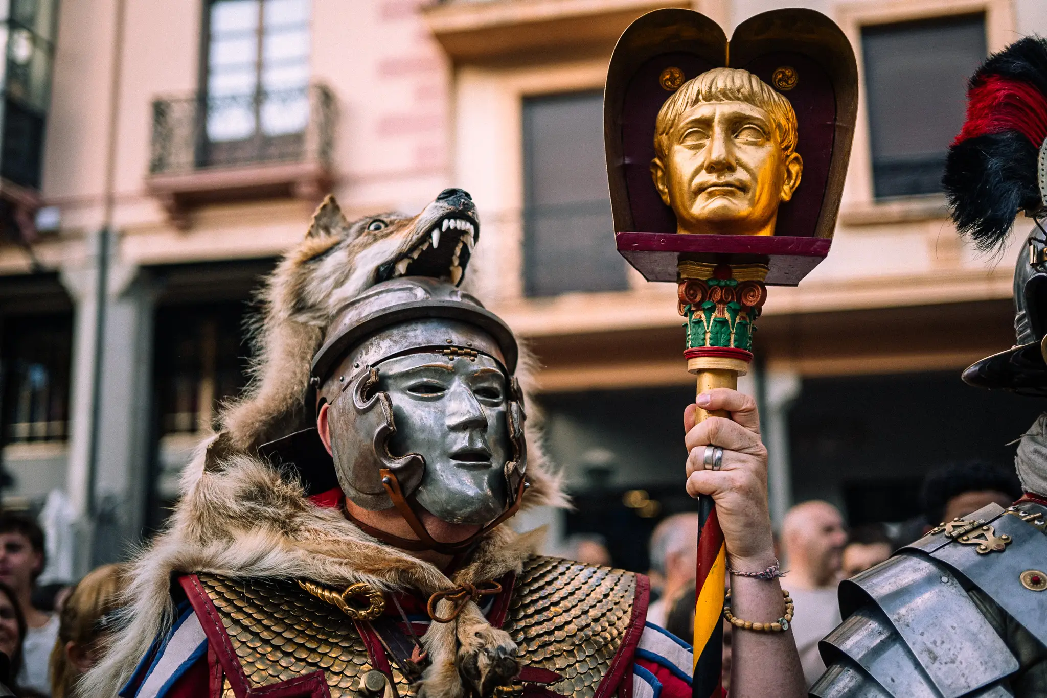 Legionario con máscara de caballería, piel de lobo y estandarte