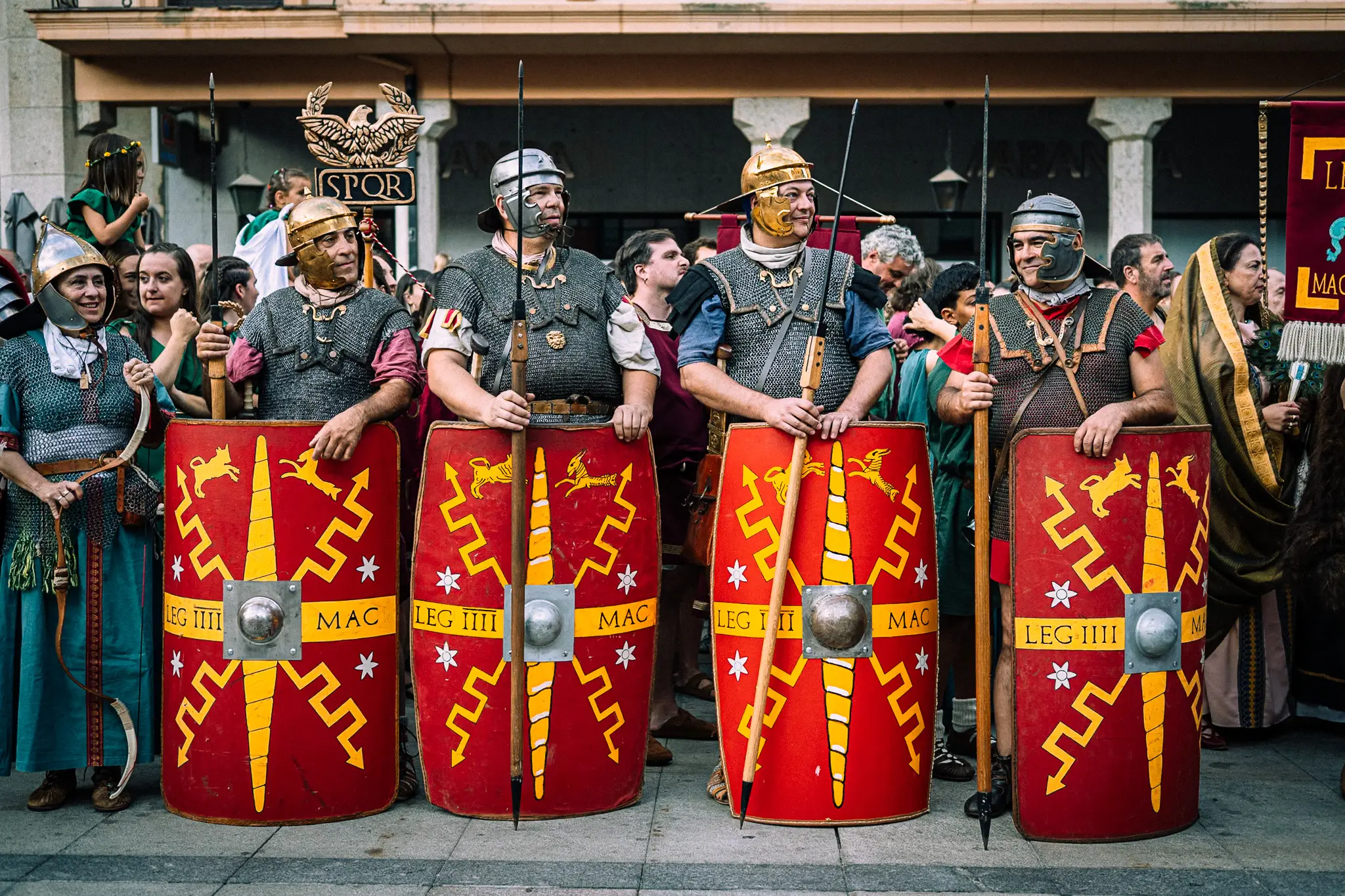 Formación de legionarios romanos con escudos rojos