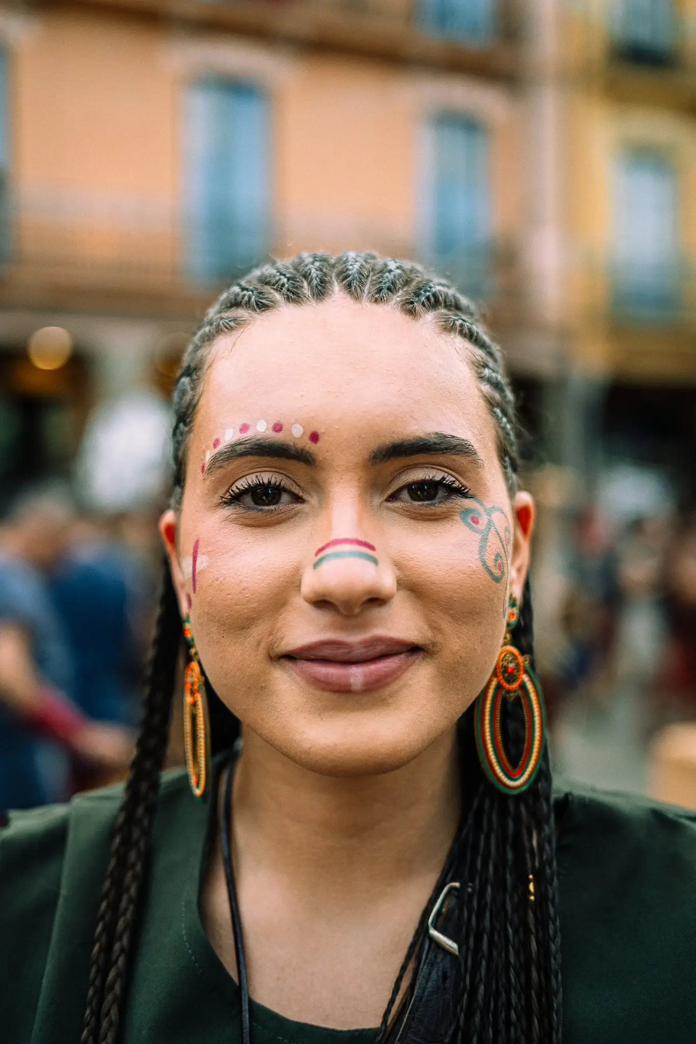 Retrato de una joven astur con trenzas y pinturas de colores