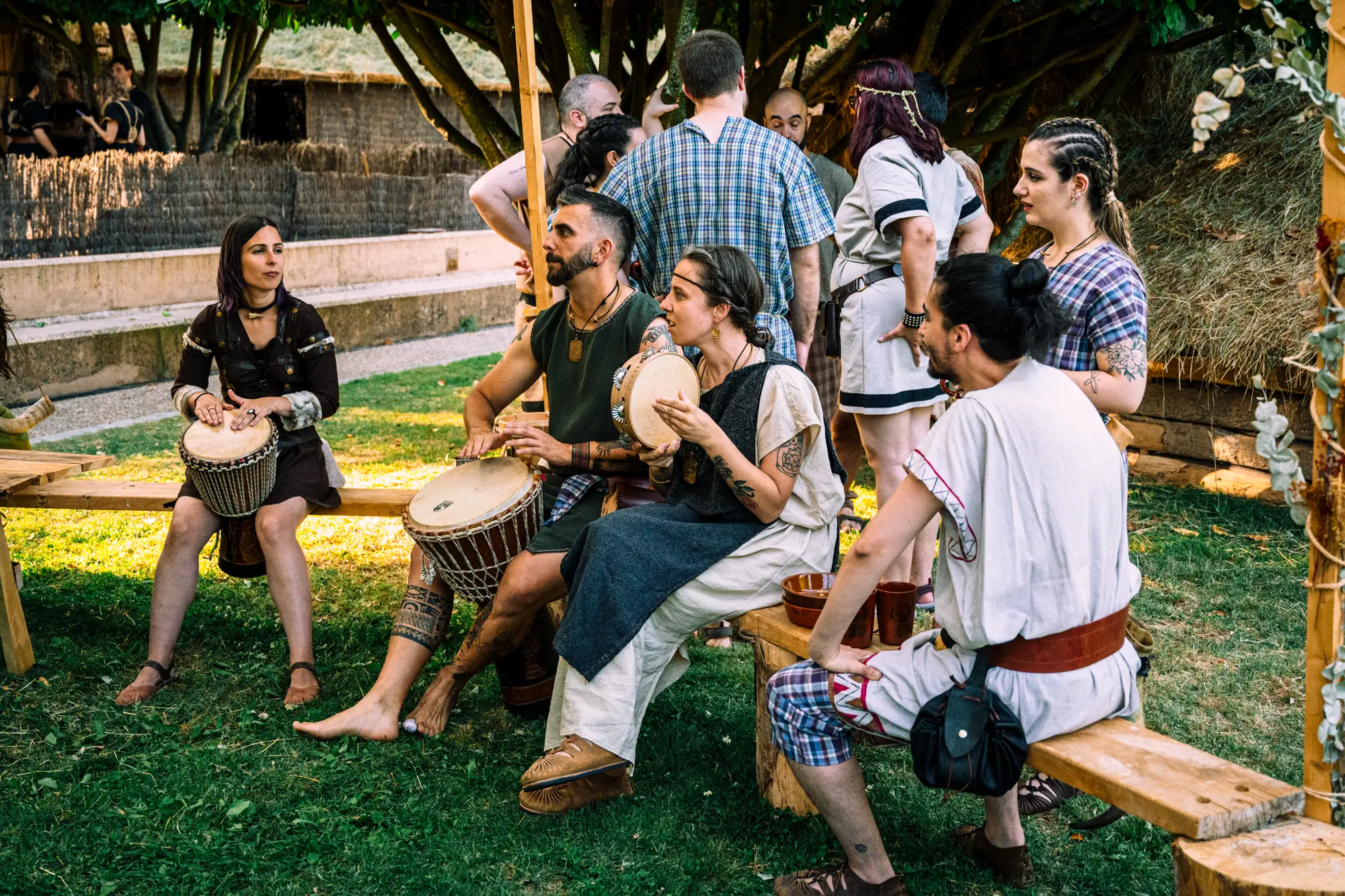 Grupo de astures tocando tambores en el campamento