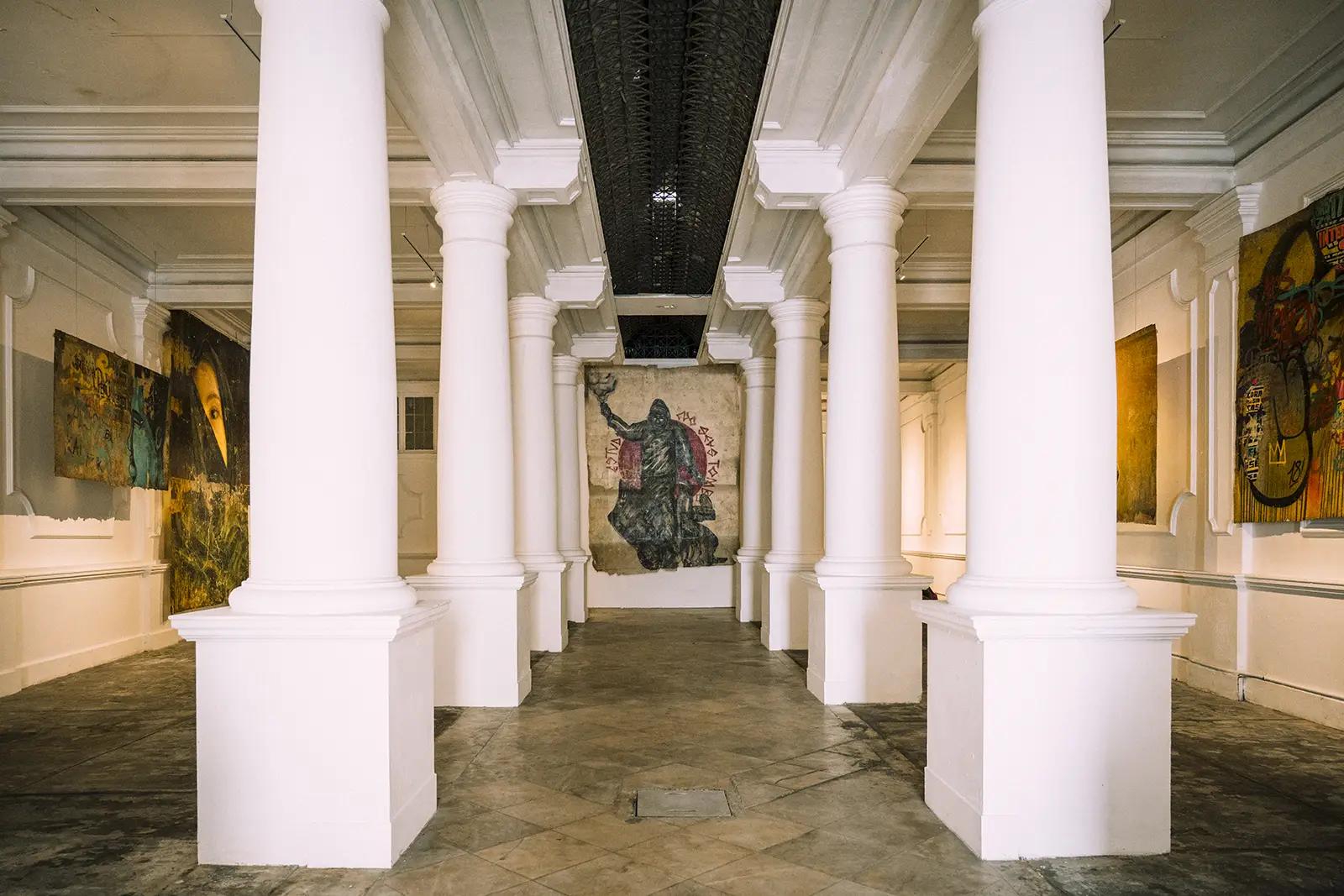 Galería de arte entre las columnas de Casa Ronald