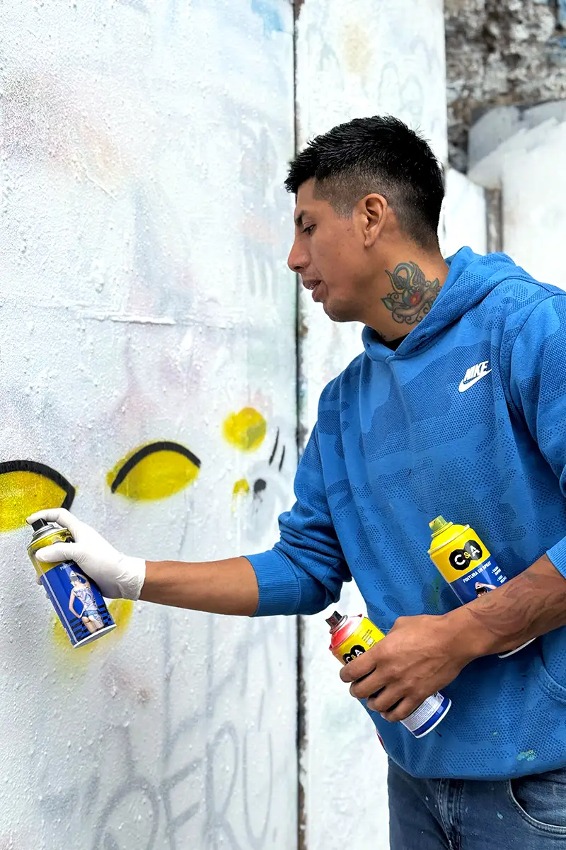 El artista Sesión pintando con aerosoles