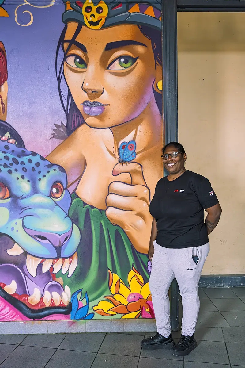 Mara Loyo junto a un mural de Callao Monumental