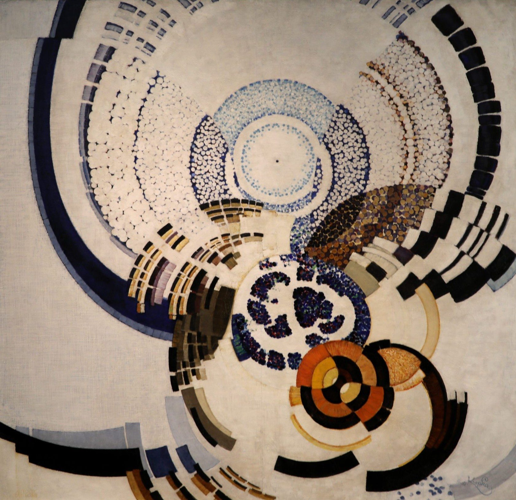 Alrededor de un punto, de František Kupka: arcos y círculos concéntricos hechos de pequeñas pinceladas azules, negras, ocres y blancas que giran en torno a un centro.